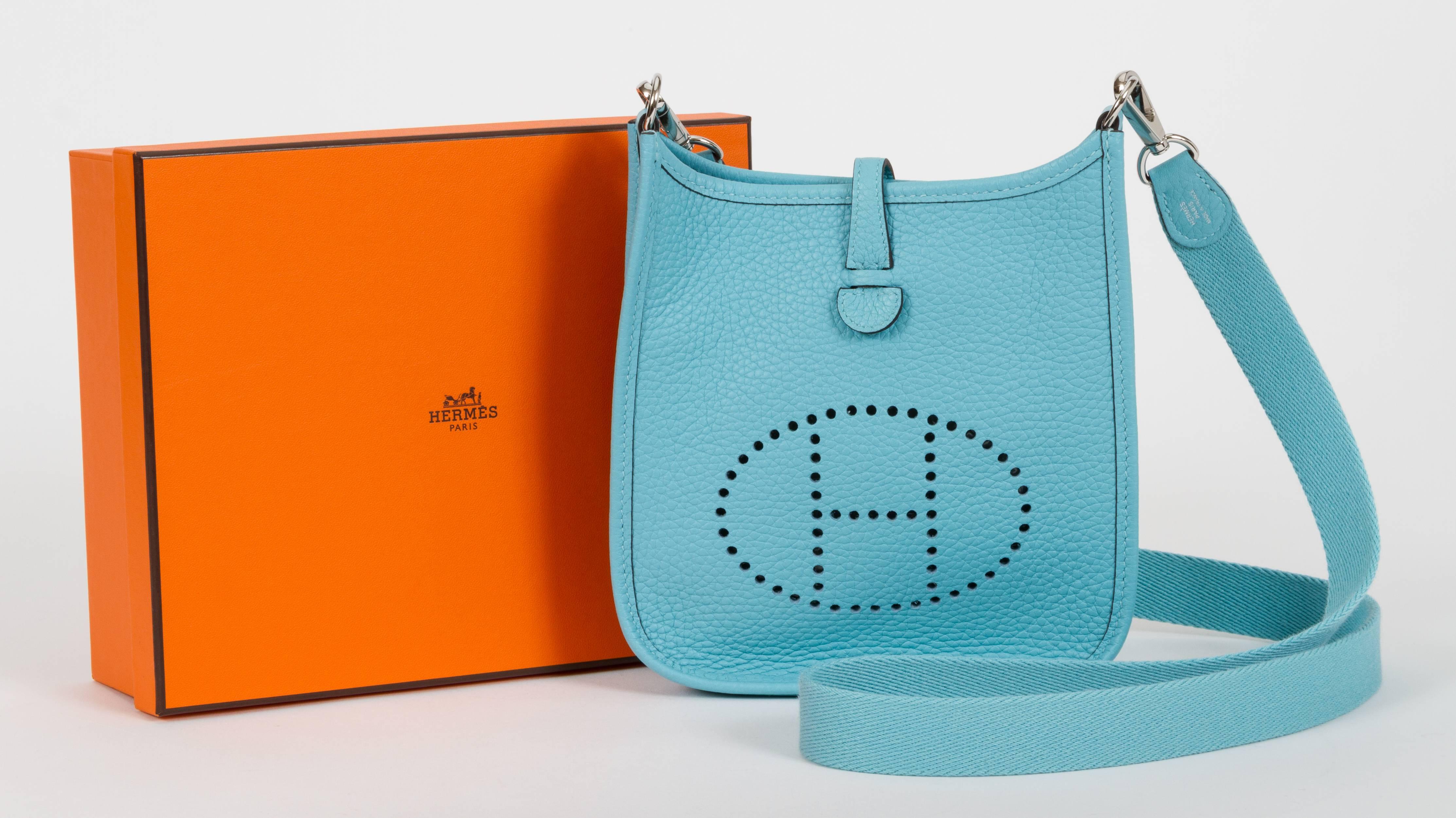 Hermès mini evelyne in blue atolle clemence leather with palladium hardware. Crossbody fabric strap, 44