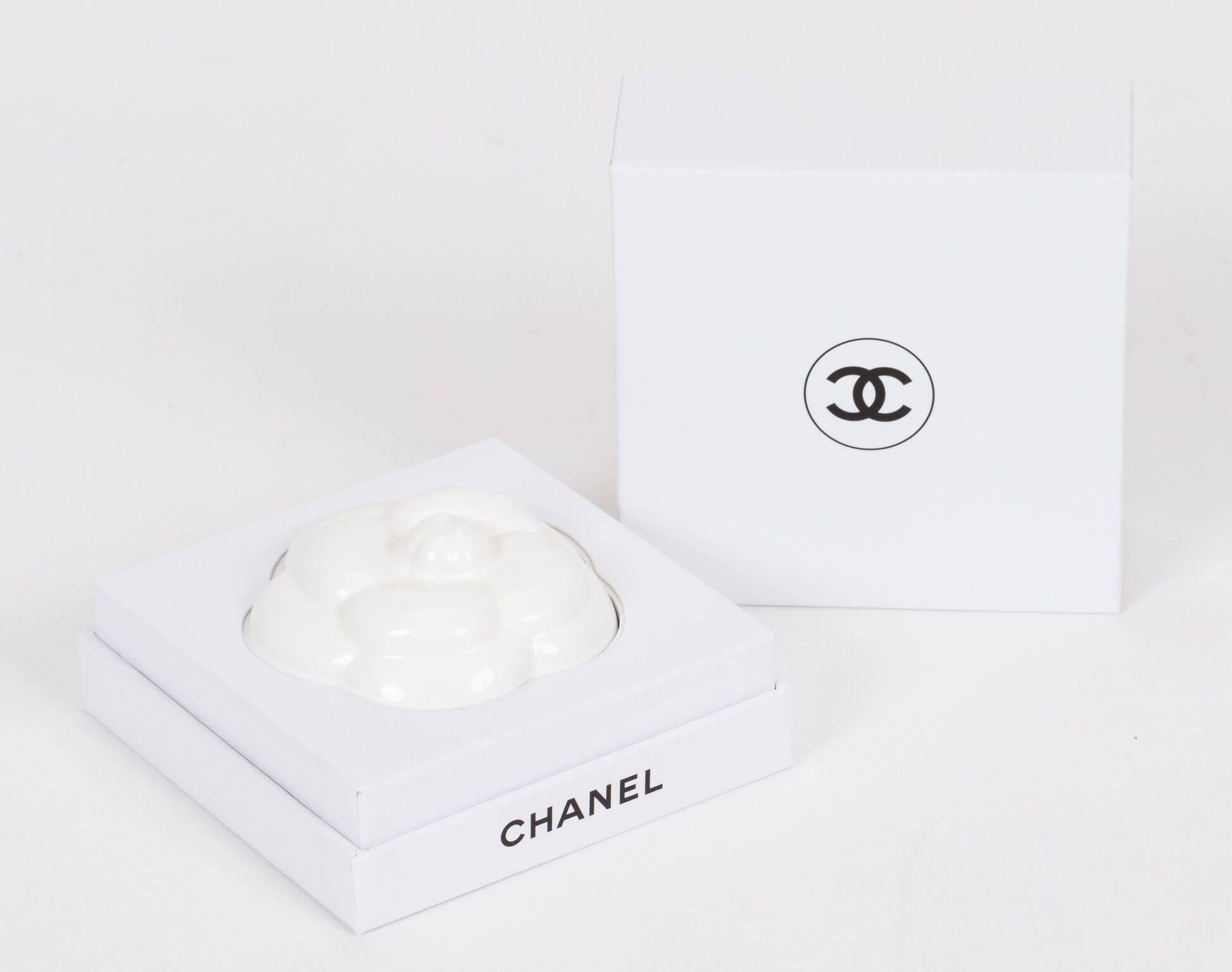 Chanel Ceramic Camellia PerfumeDiffuser In Excellent Condition In West Hollywood, CA