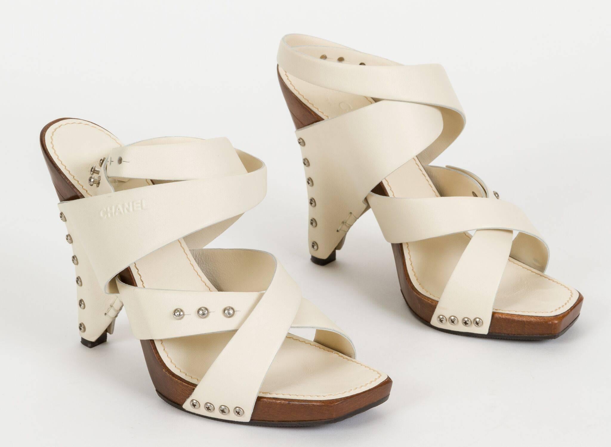 Chanel Cream Leather & Wood Sandals 37.5 In New Condition For Sale In West Hollywood, CA
