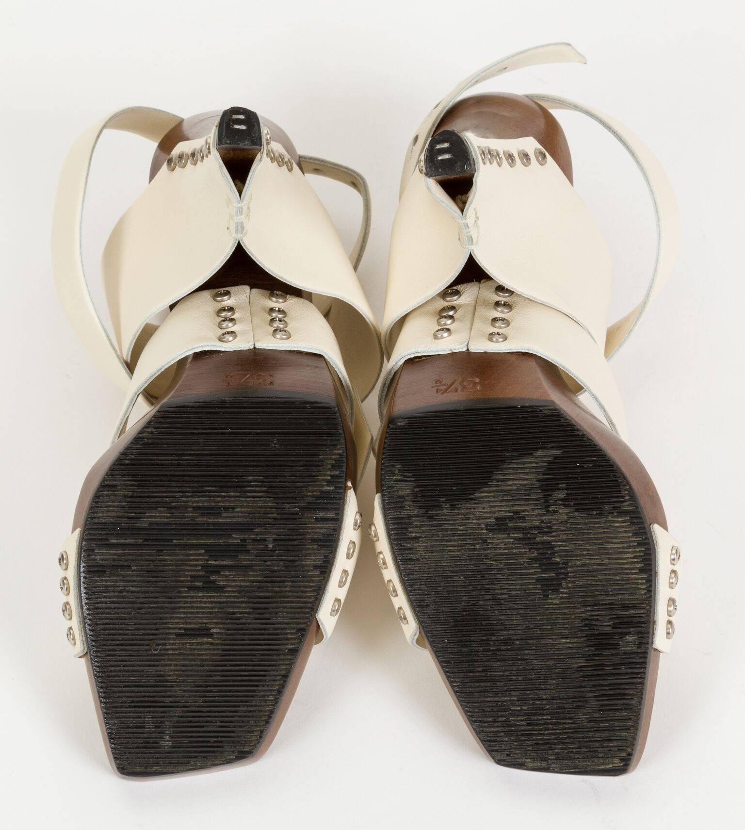Chanel Sandalen aus cremefarbenem Leder und Holz 37,5 Damen im Angebot