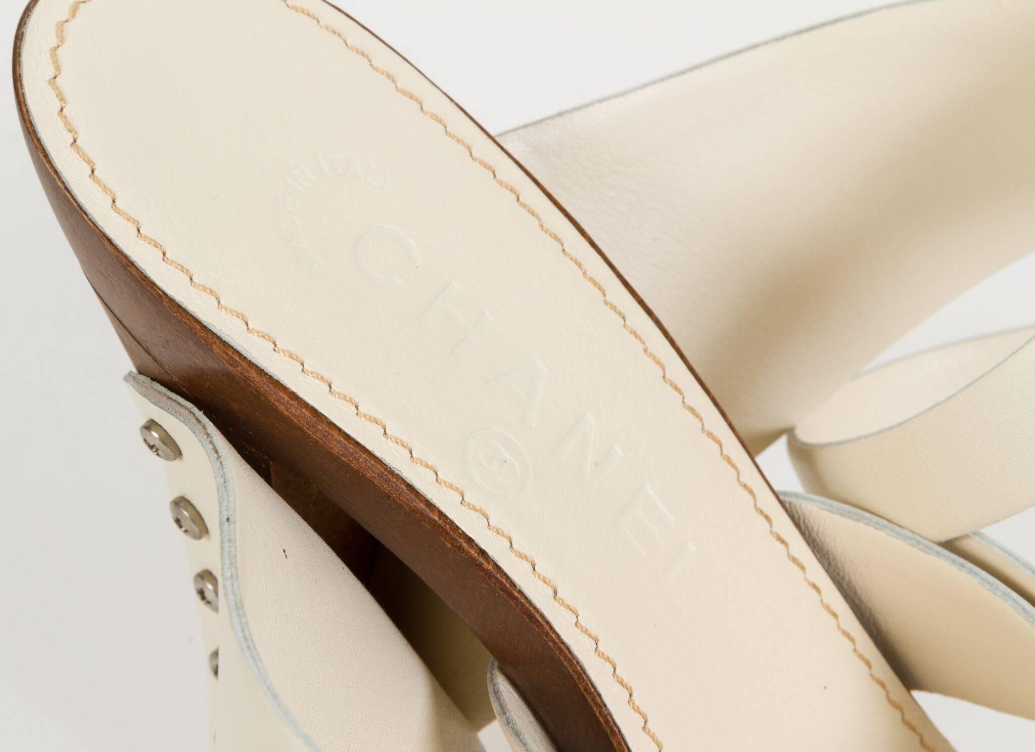 Chanel Sandalen aus cremefarbenem Leder und Holz 37,5 im Angebot 2