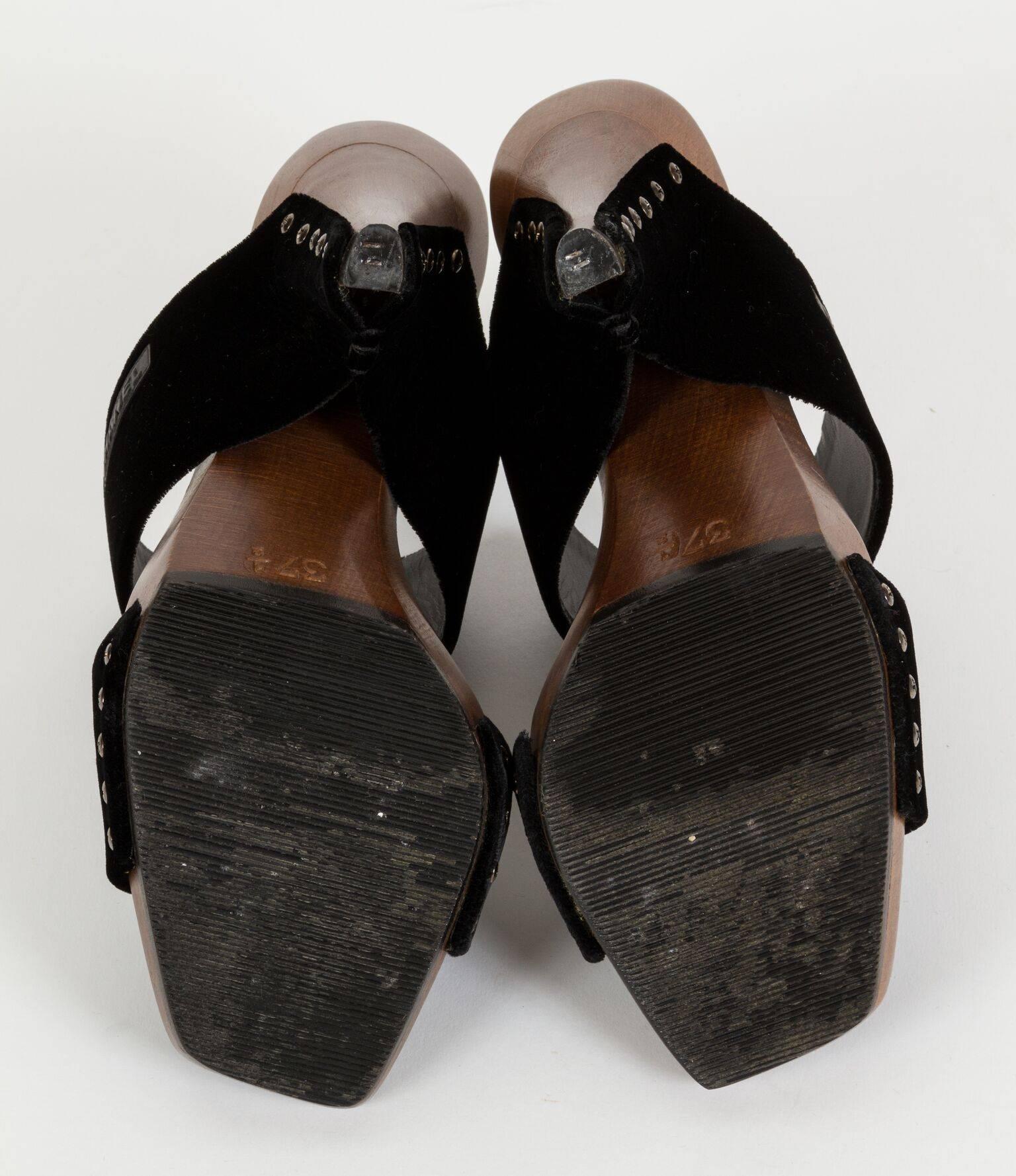 New Chanel Black Velvet & Wood Sandals 37.5 in Box In New Condition For Sale In West Hollywood, CA