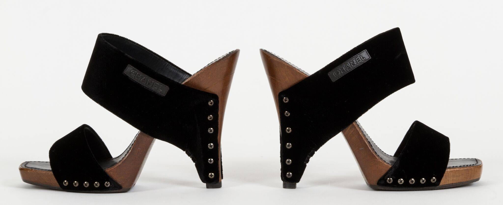 Noir Sandales Chanel en velours noir et bois, 37,5, neuves dans leur boîte en vente