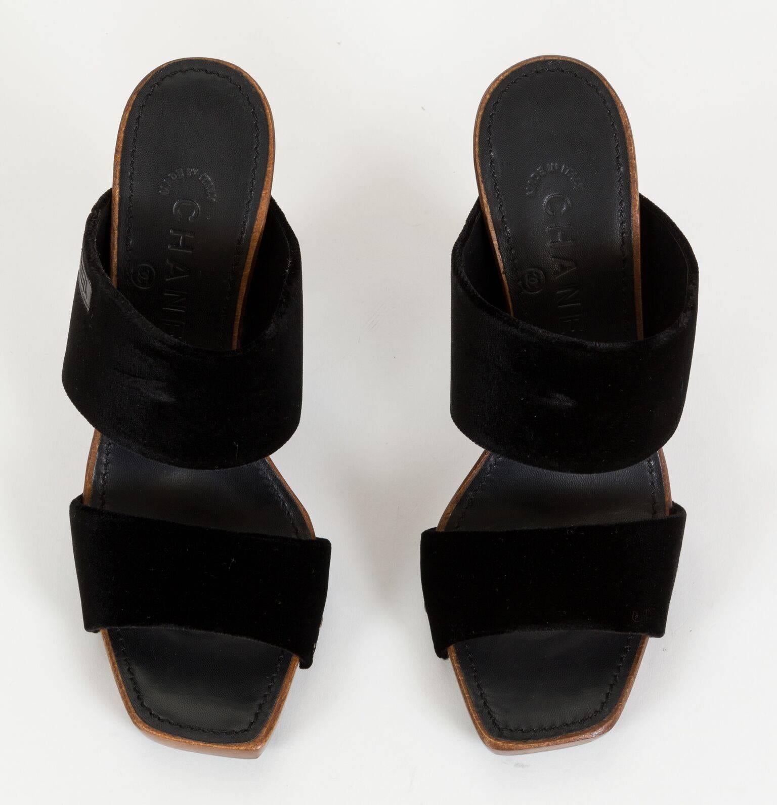 Neu Chanel Sandalen aus schwarzem Samt und Holz 37,5 in Karton Damen im Angebot