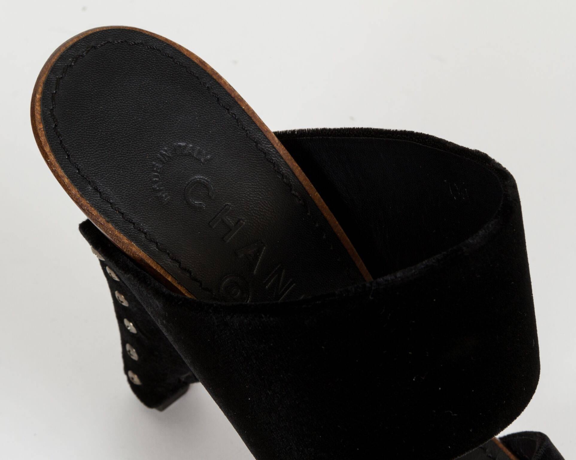 Women's New Chanel Black Velvet & Wood Sandals 37.5 in Box For Sale