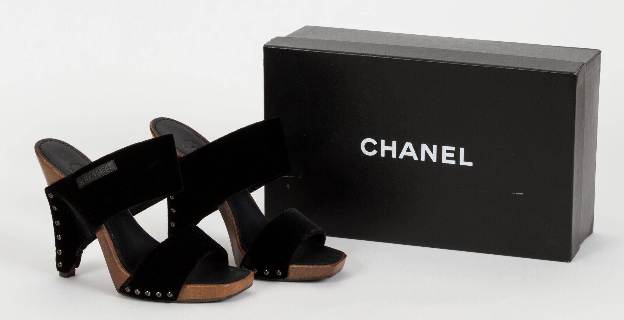 Mules Chanel en velours noir et bois. Collection printemps 2003. Taille française 37.5, taille américaine 7. Neuves dans leur boîte d'origine Chanel.