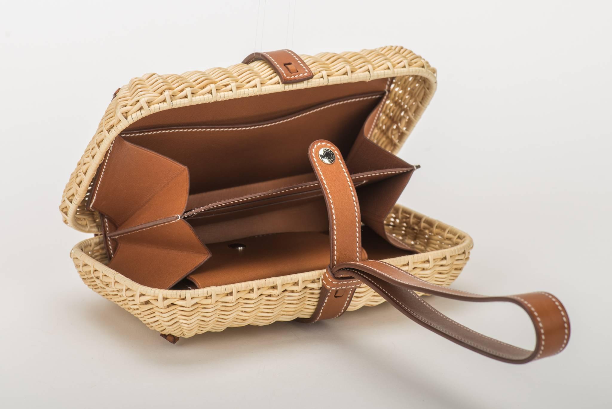 New in box natural woven wicker Hermès Picnic clutch with palladium hardware and barenia leather trim, single flat shoulder strap, tonal leather lining, dual interior compartments, dual slit pockets at interior walls, four card slots and snap