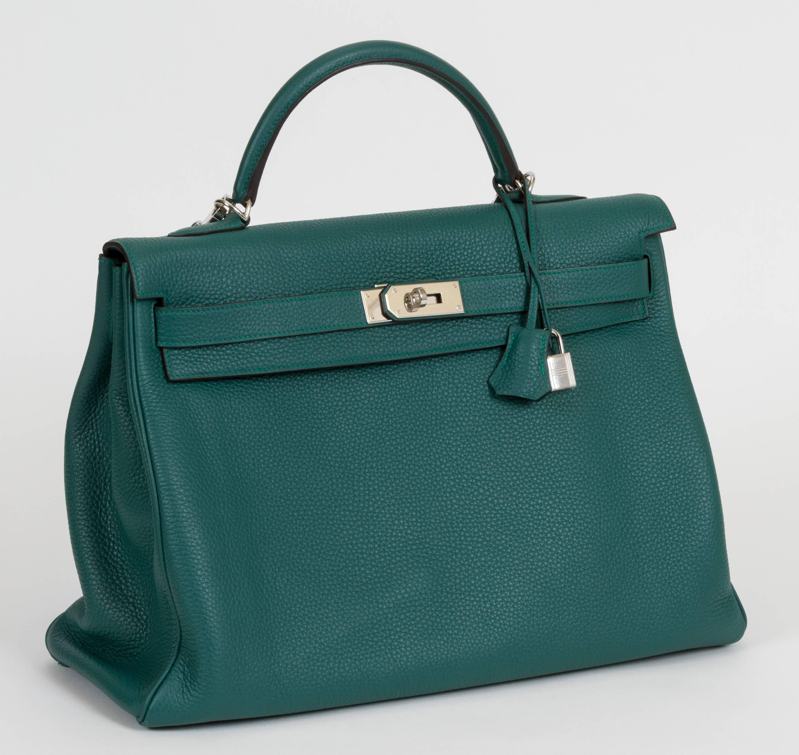 Hermès Kelly bag in Malachite Togo leather and palladium hardware. 40cm. Partial plastic on plates. Detachable strap in two-tone Malachite and turquoise included. Handle drop, 4.