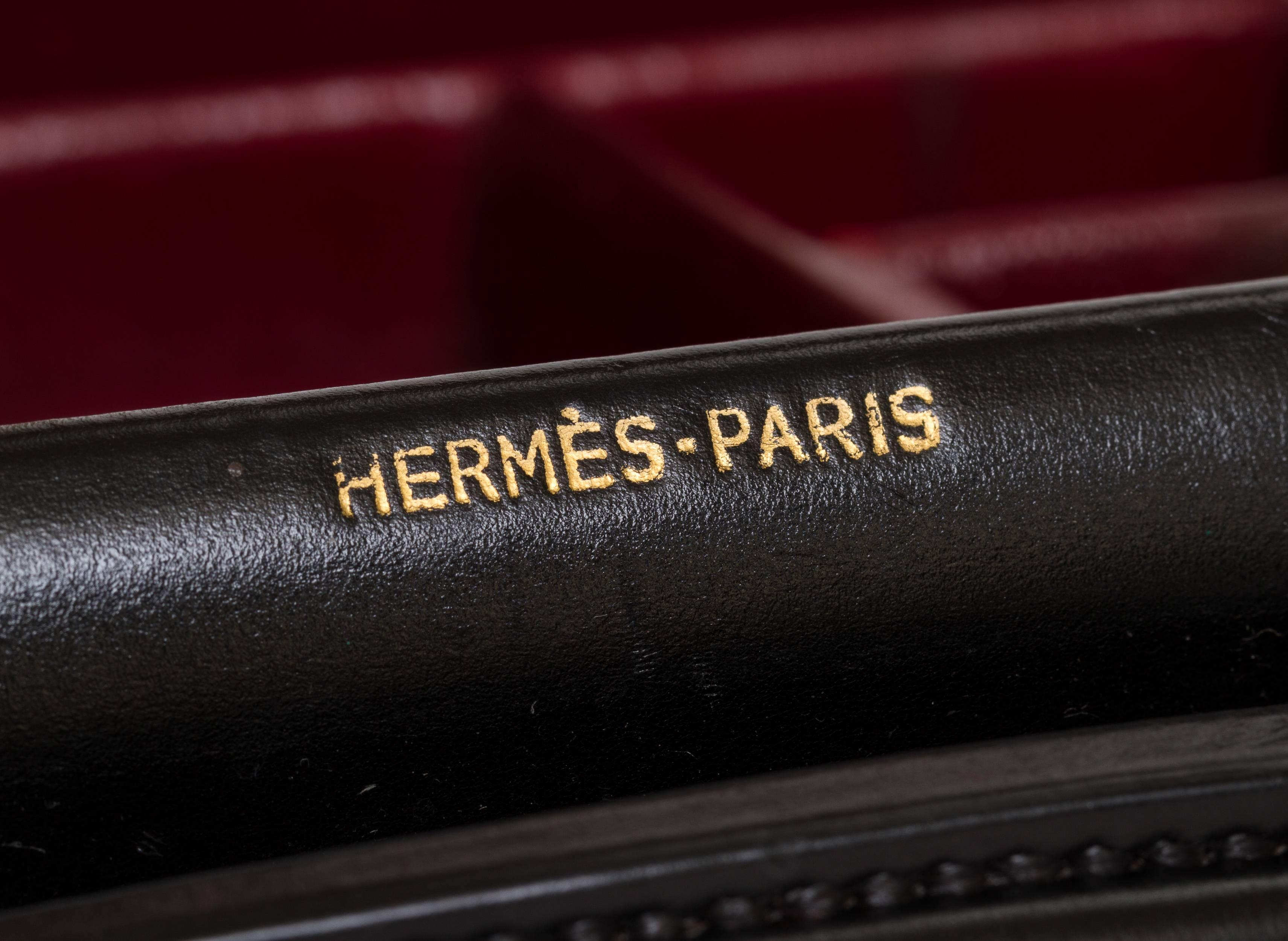 Hermès Seltene Herren Leder Toilettenartikel Reisetasche (Rot) im Angebot