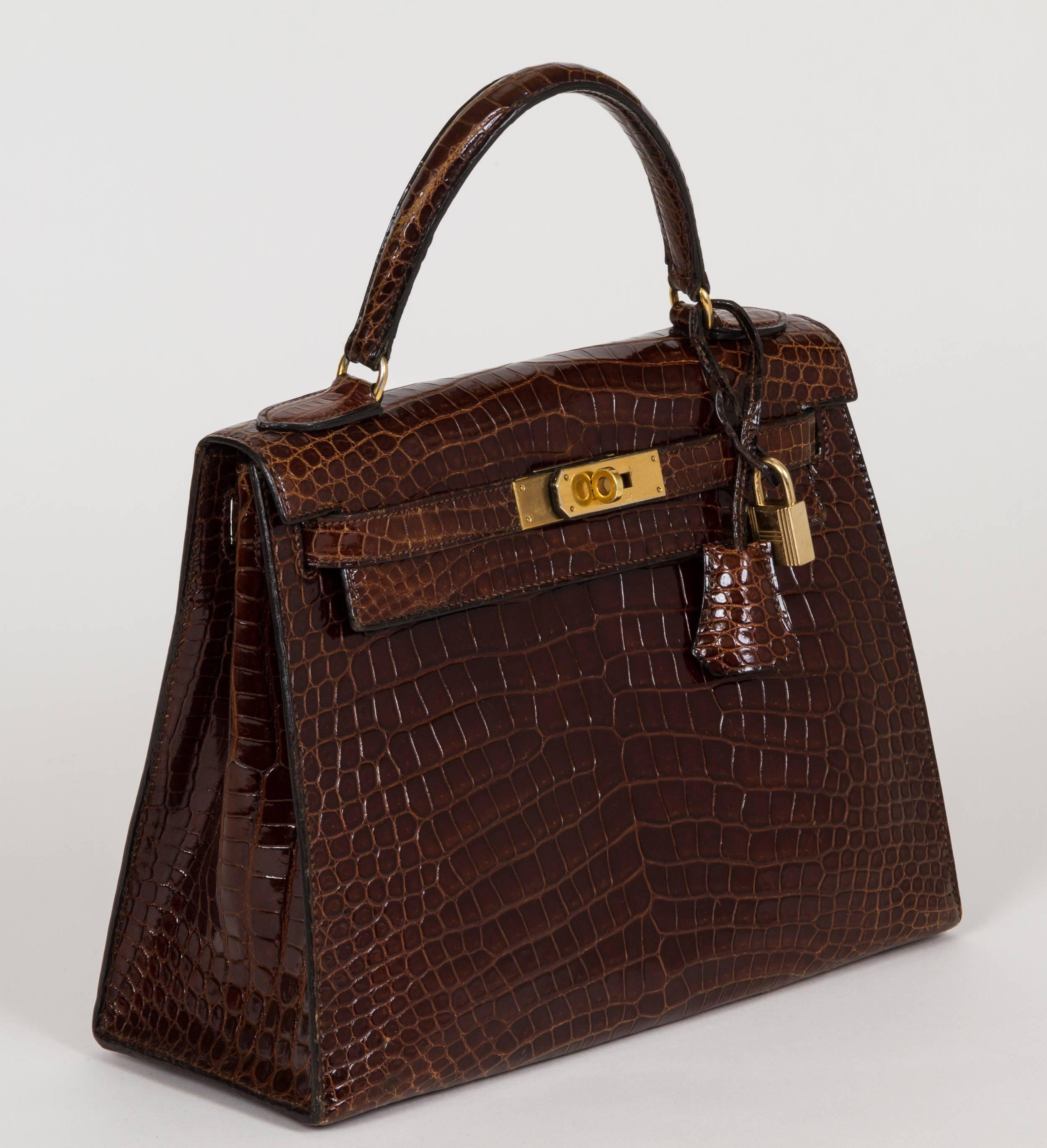 Hermès Kelly bag size 28cm (small size, perfect for evening wear). Miel brown crocodile leather and goldtone hardware. Blind stamp 