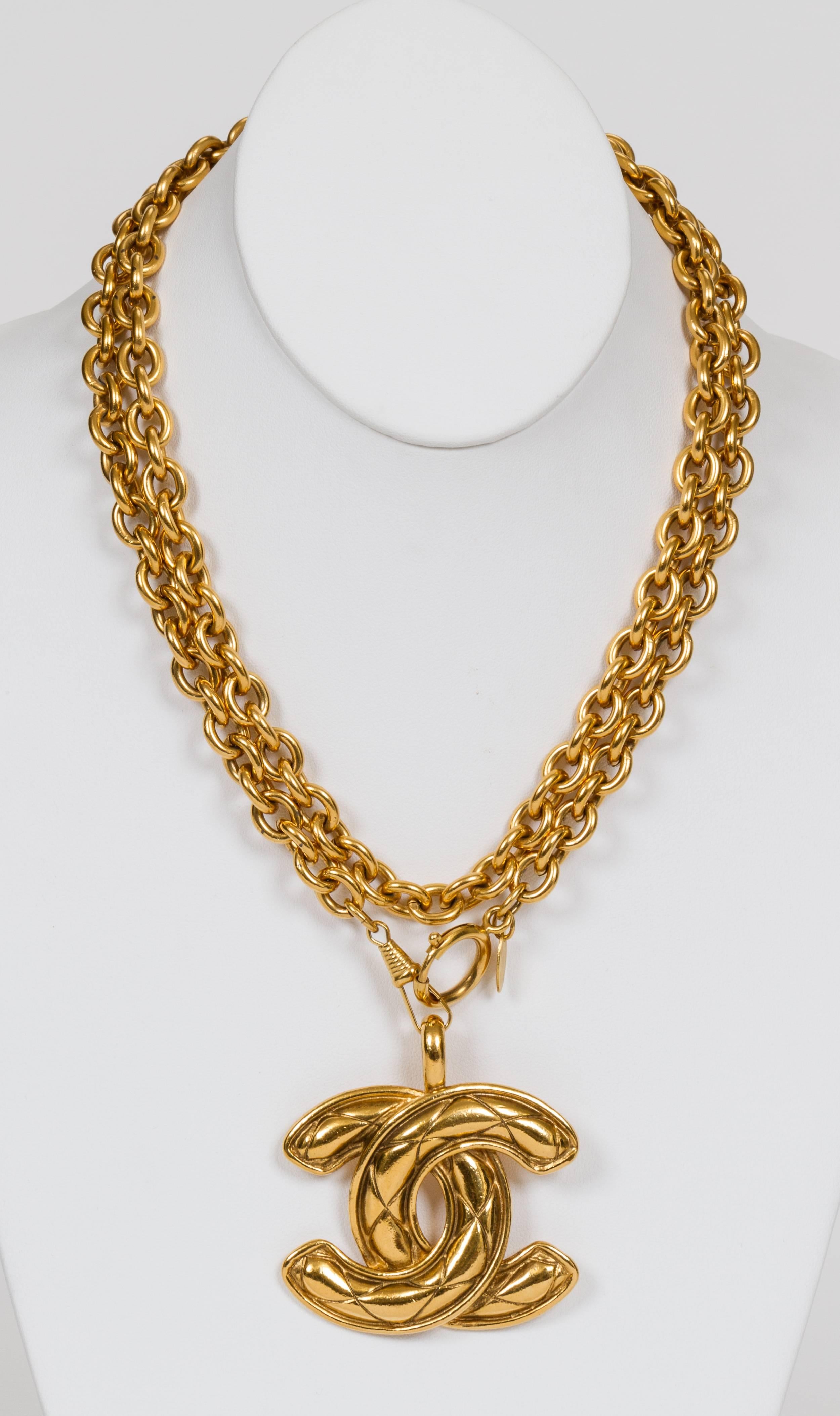Chanel 1980s long chain necklace with CC logo quilted pendant. Comes with the original vintage Chanel box and is in great condition.