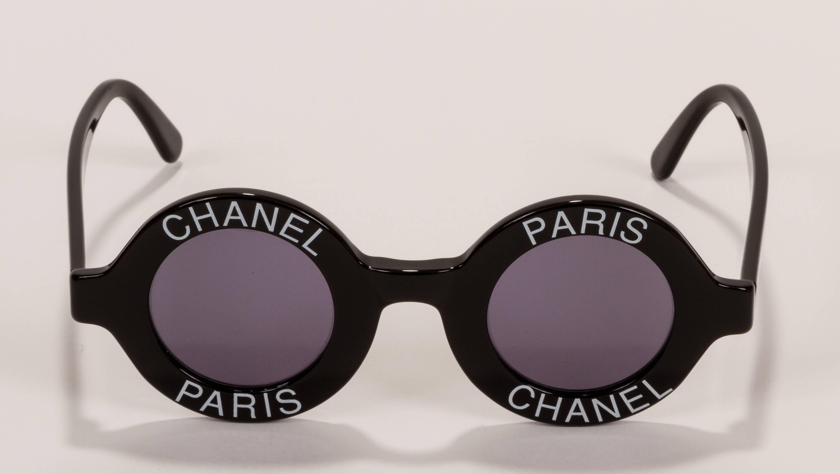 Lunettes de soleil rondes noires et blanches Chanel de la fin des années 1980. Livré avec sa boîte Chanel originale et son étui en tissu. Légères éraflures sur la monture et les verres.