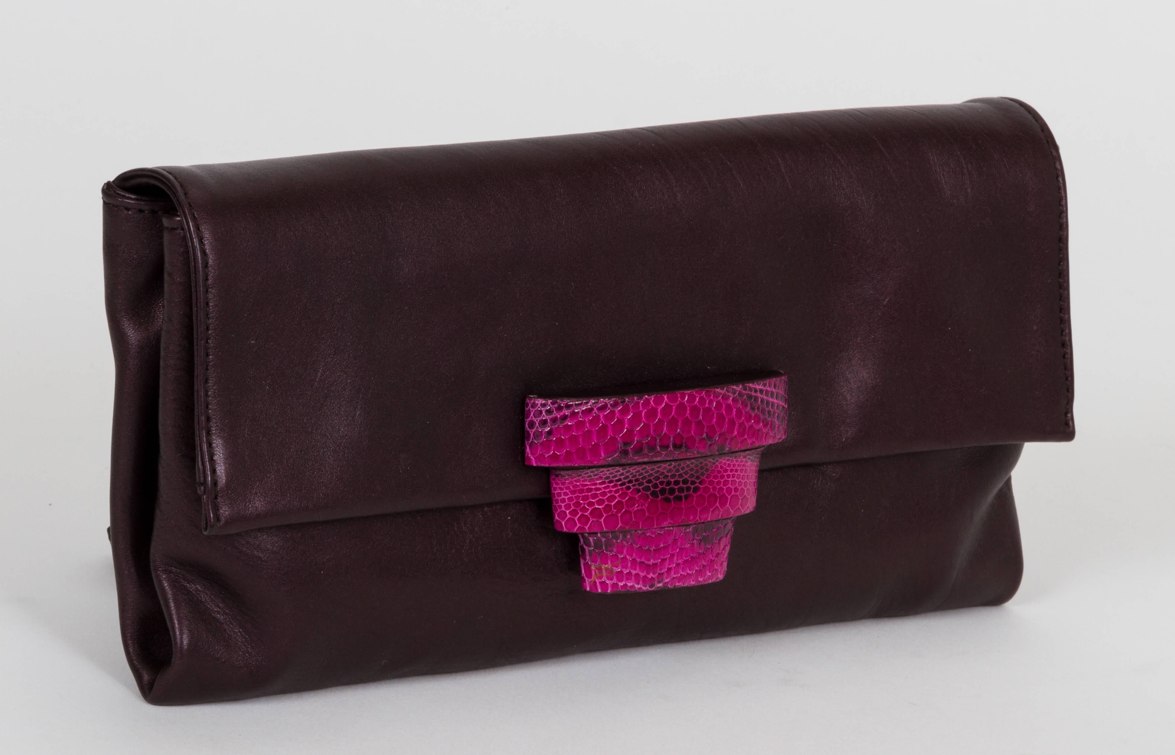 Prada Abendtasche aus weichem lilafarbenem Lammleder mit fuchsiafarbenem Python-Verschluss. Unverfälschtes rosa Seideninterieur mit Reißverschlusstasche. Kommt mit originalem Schutzumschlag. Artikel wird nicht nach Kalifornien versandt, da es dort