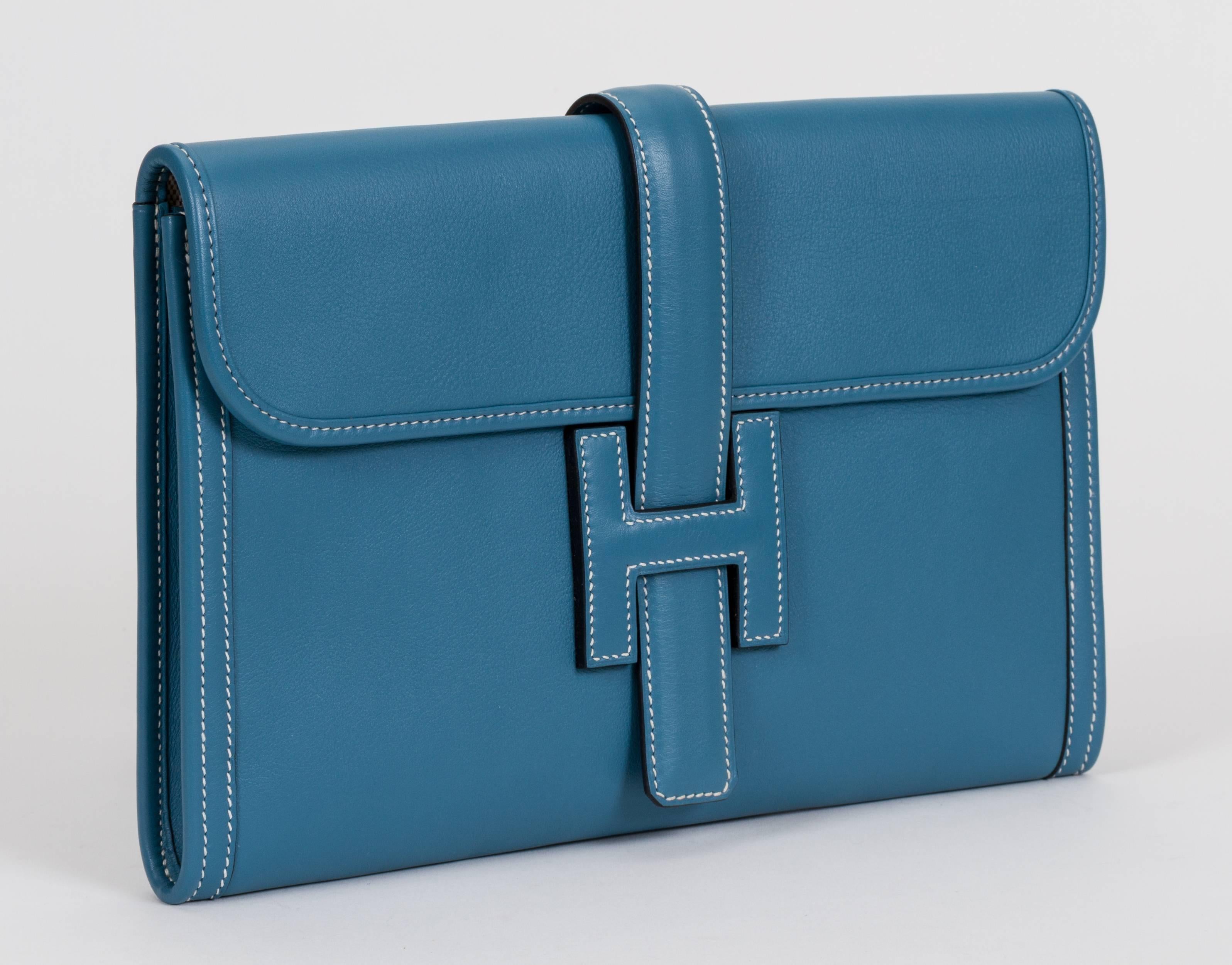 Hermès Jige clutch in blue jean Swift leather with white contrast stitching. Letter N for 2010. Comes with original dust bag.