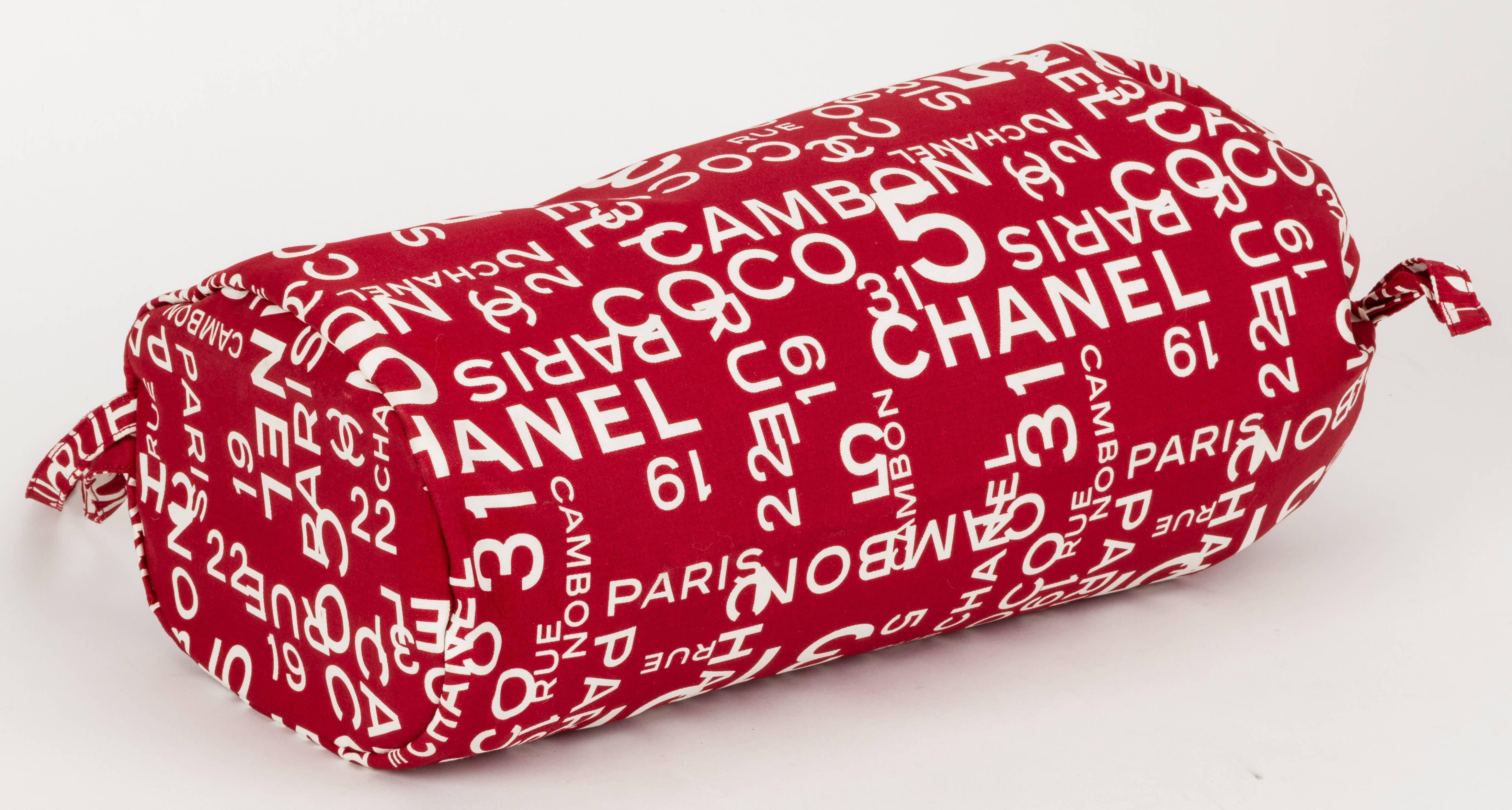 Chanel brand new beach towel set including shoulder bag and towel. Combinaison de rouge et de blanc. La serviette en tissu éponge doux mesure 50
