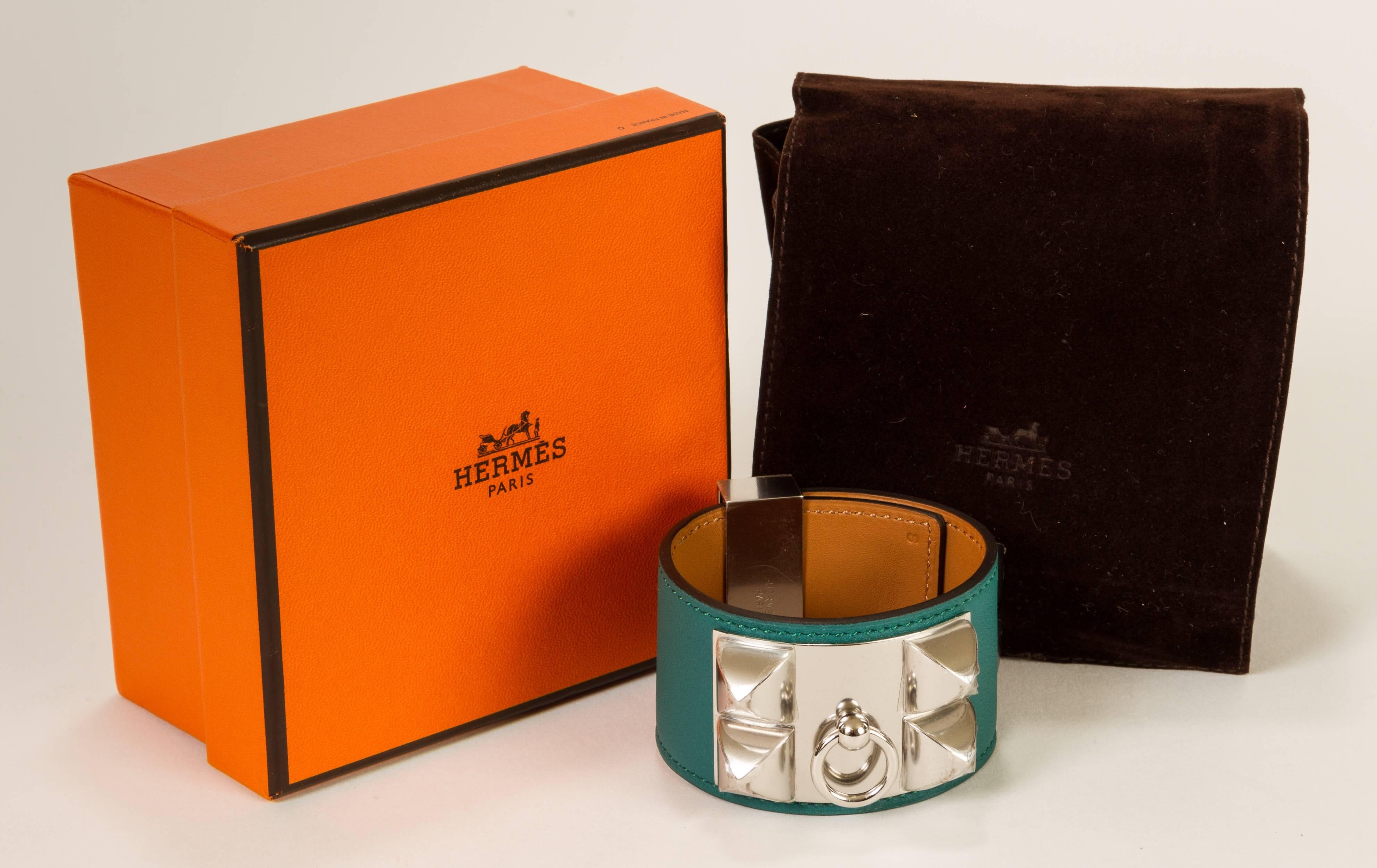 New Hermès, never-worn Collier de Chien bracelet with malachite and palladium hardware. Stamped 