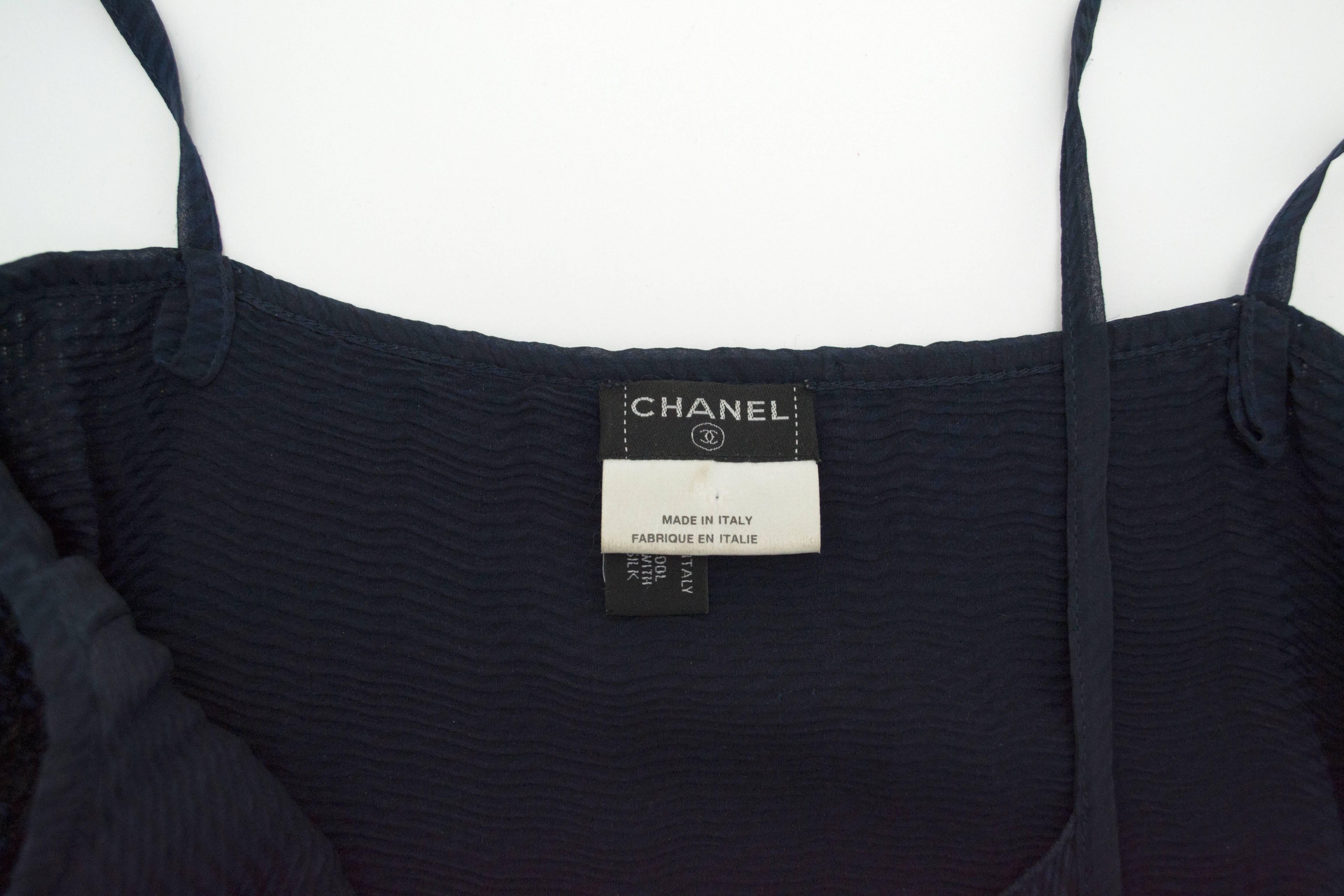 Chanel navy and black 100% wool boucle top lined in 100% navy silk. Trimmed in navy silk edging. Zips at the side. From the 2002 collection. Previously worn in very good condition with no major signs of wear. 
