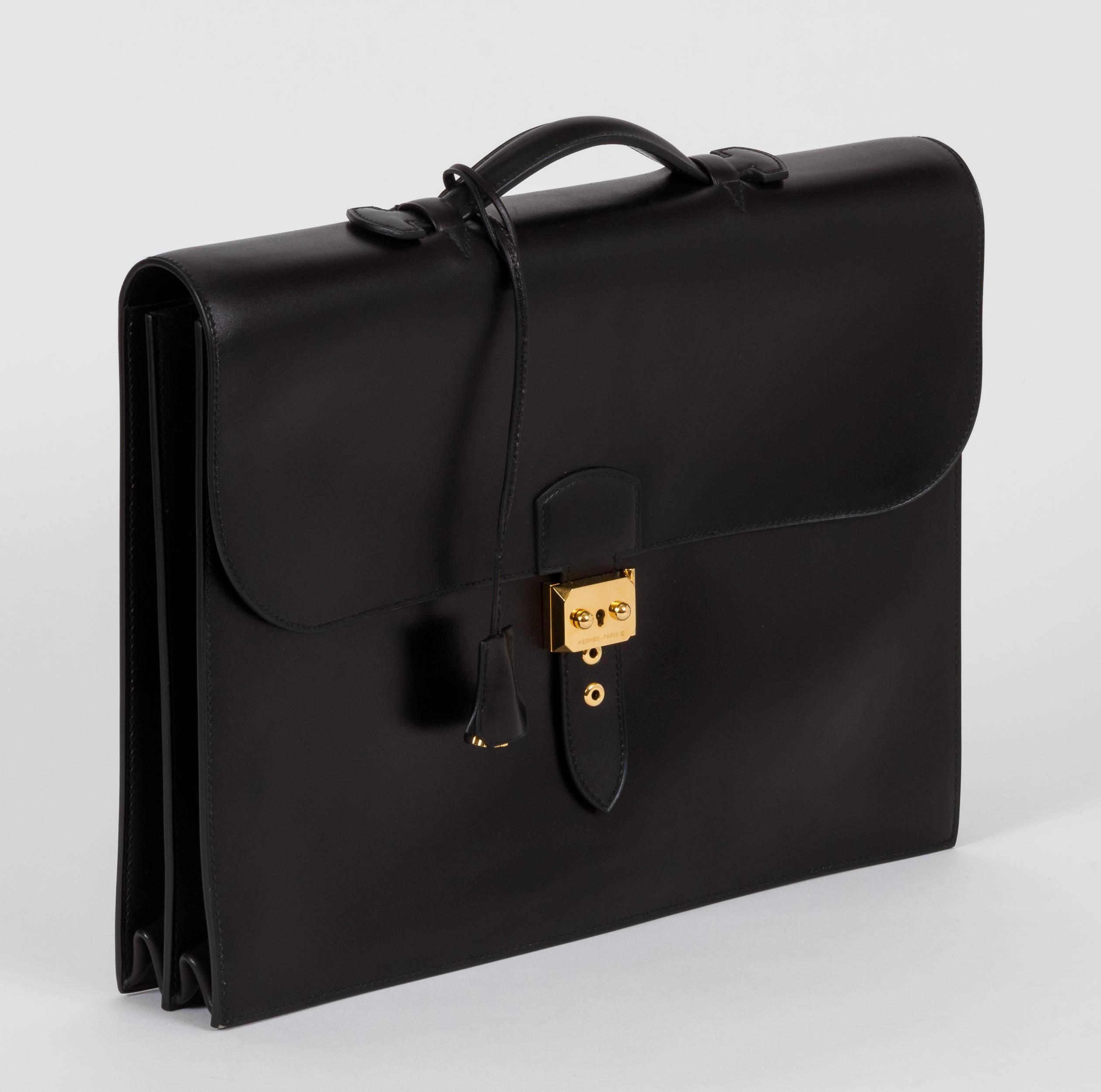 Hermès Sac a Depeche unisex briefcase. Black box calf leather and goldtone hardware. Marked 