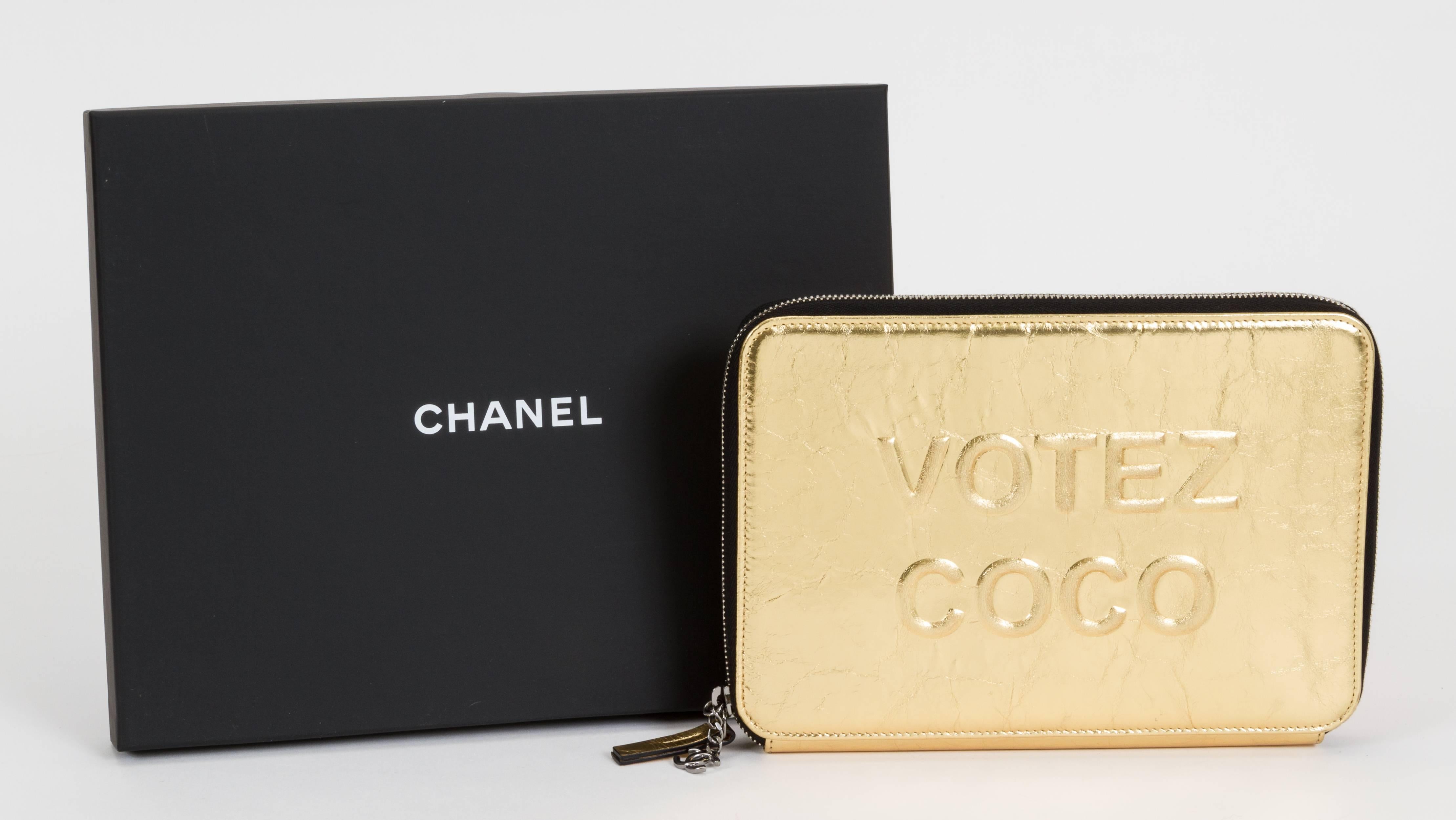 Chanel Limitierte Auflage Votez Coco Gold Clutch im Zustand „Hervorragend“ im Angebot in West Hollywood, CA