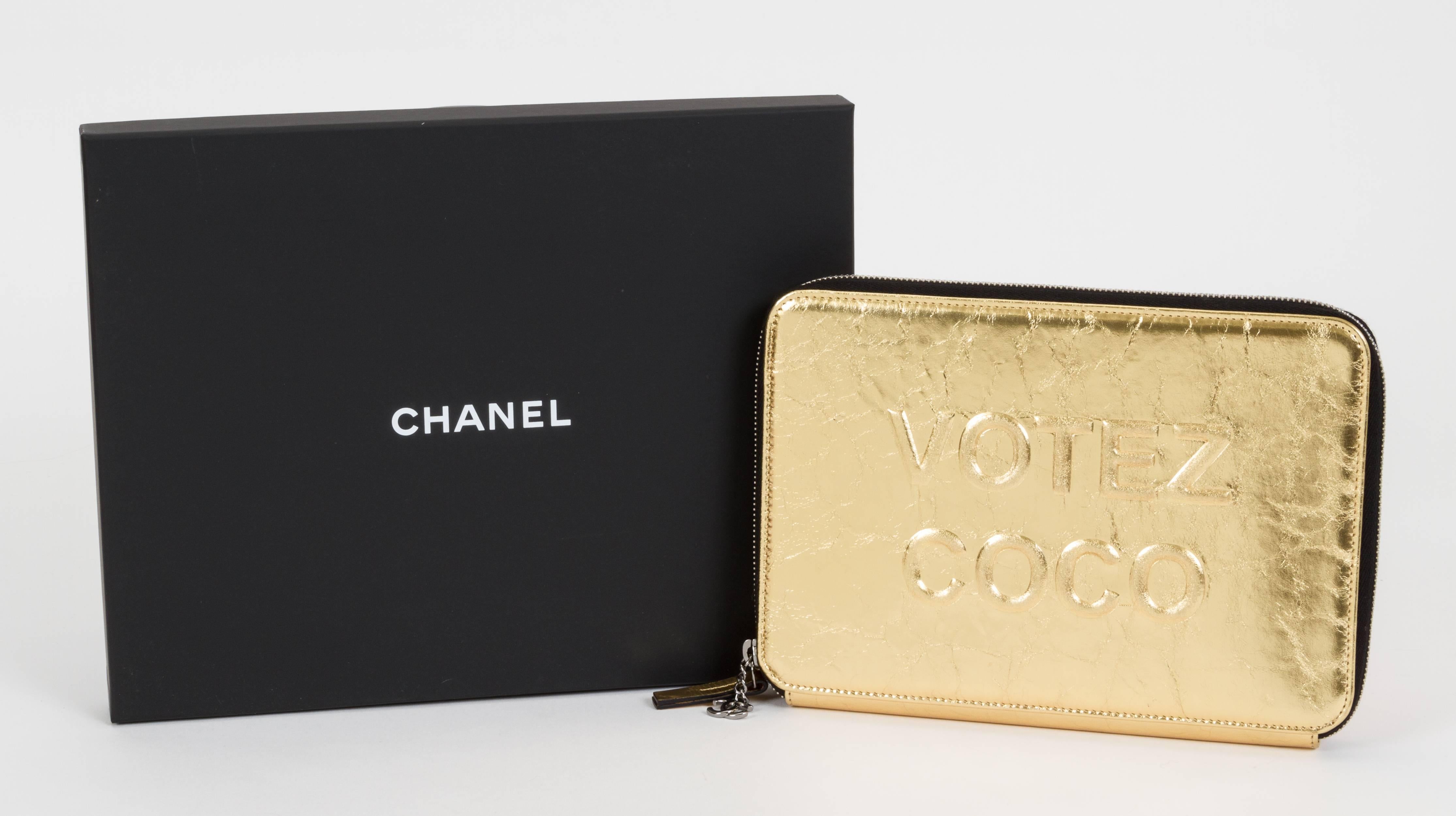 Chanel Limitierte Auflage Votez Coco Gold Clutch Damen im Angebot