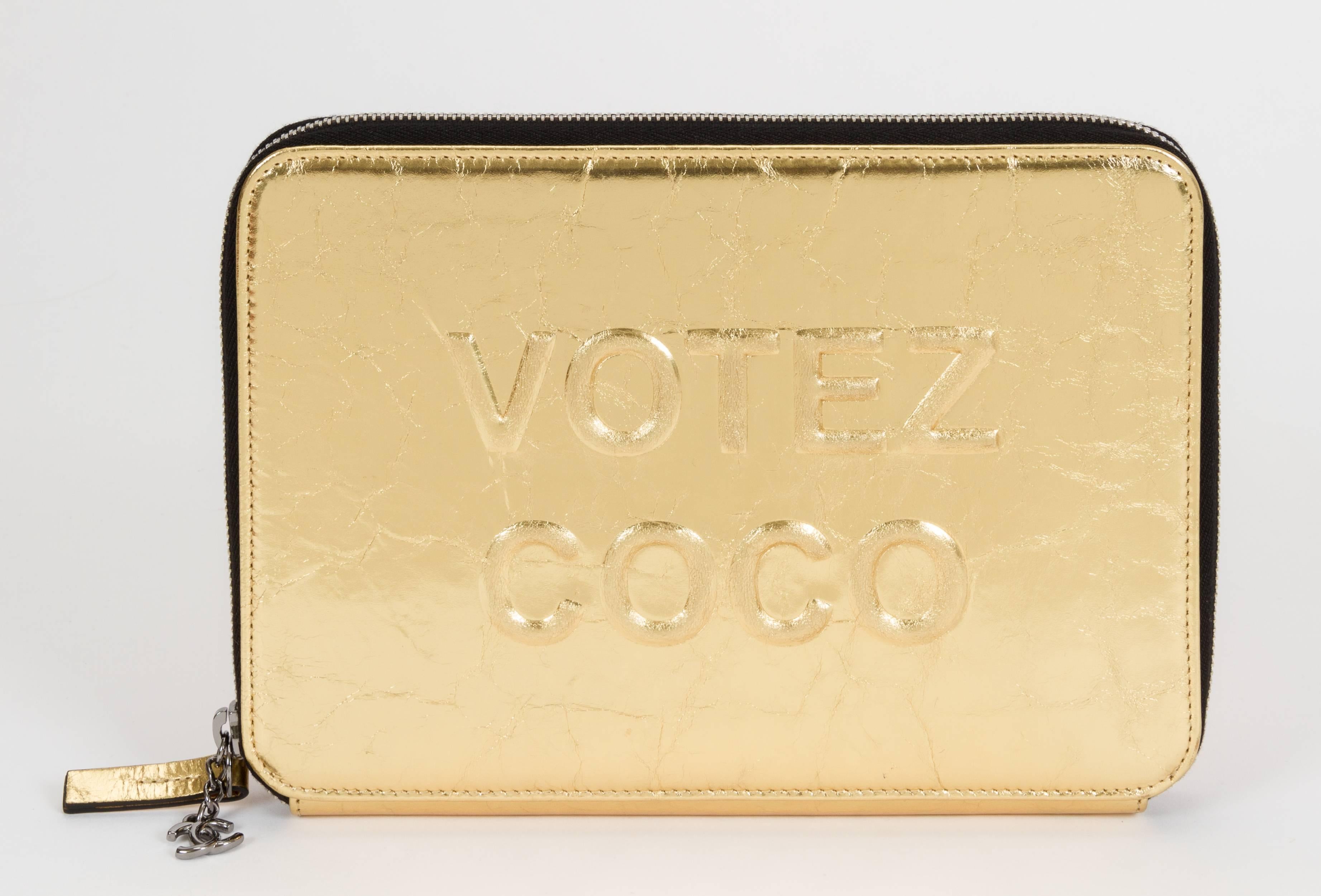 Pochette « Votez Coco » dorée en édition limitée de Chanel Pour femmes en vente