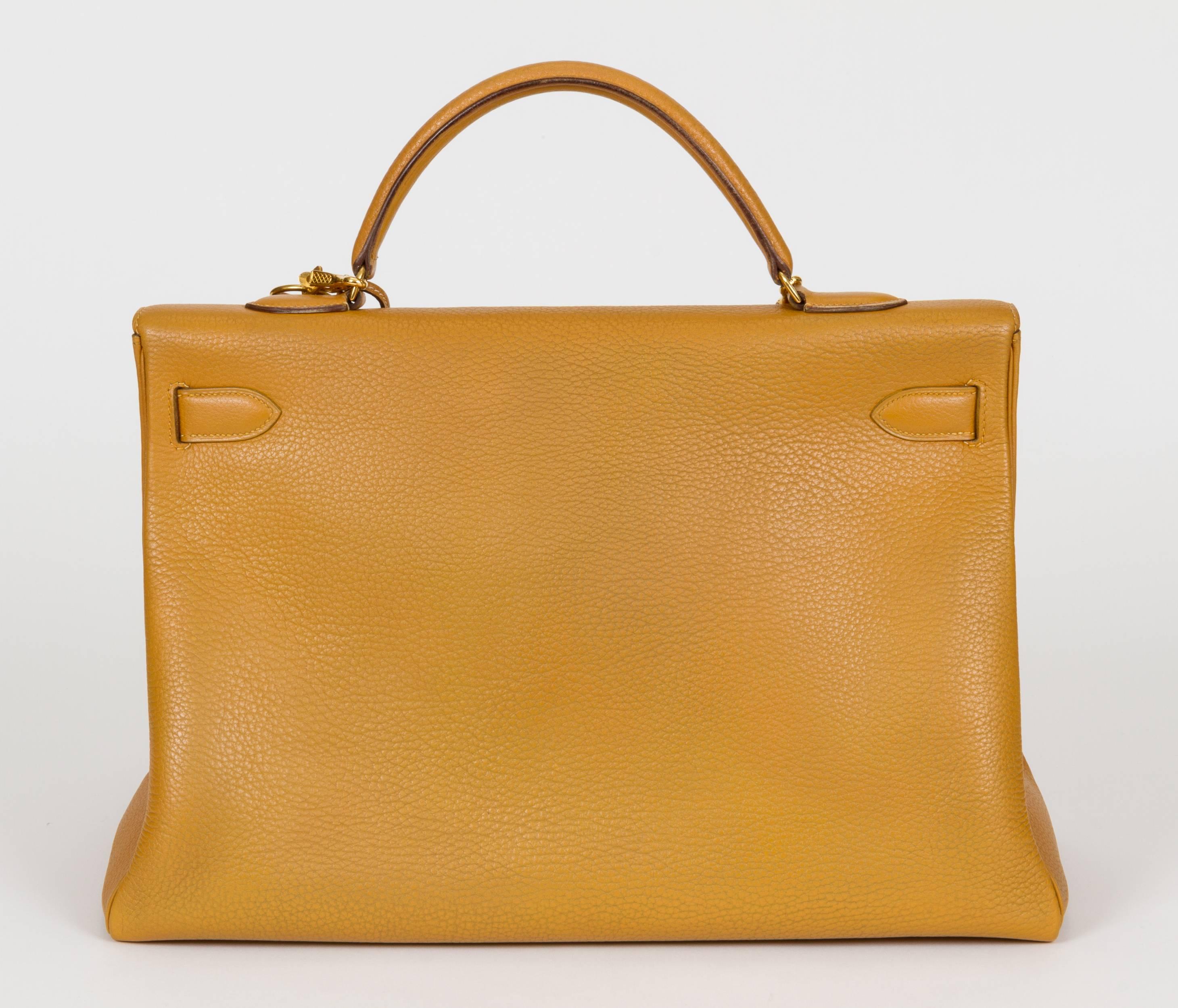 1990's Hermès kelly 40 cm in ardenne natural leather and goldtone hardware. Comes with original dust bag. Handle drop, 4