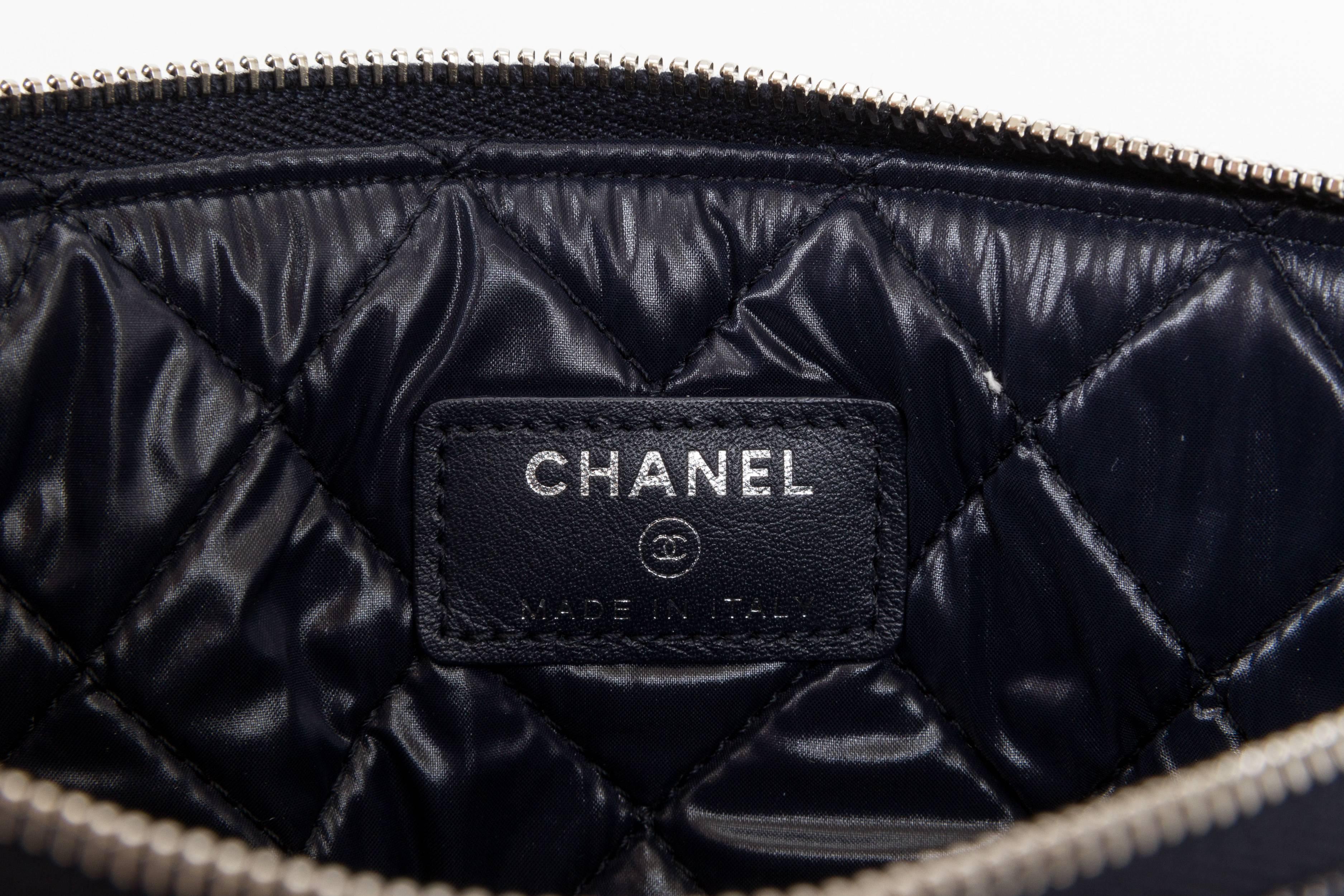 Chanel Medium Denim Zipped Clutch In Excellent Condition In West Hollywood, CA