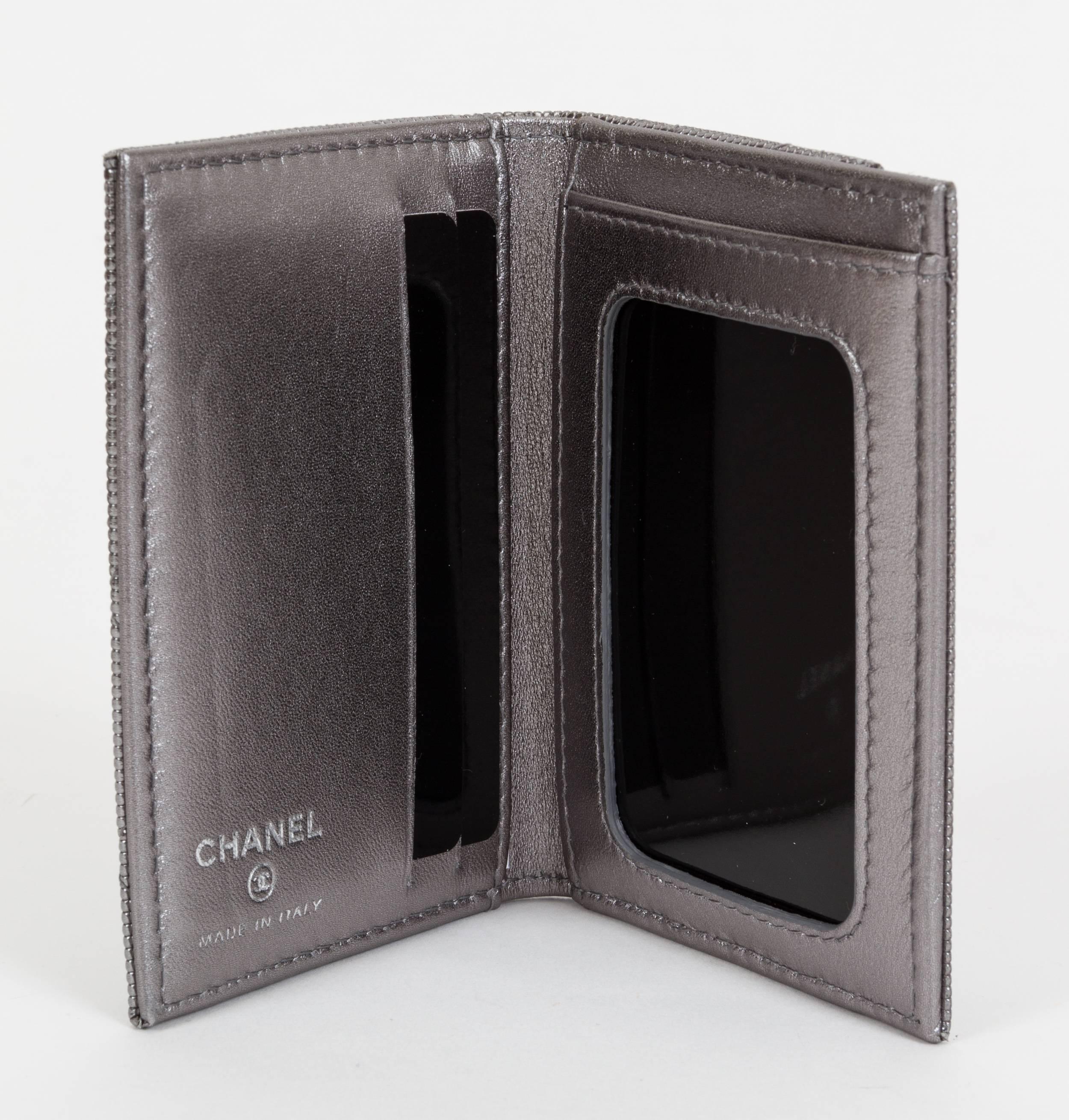 Chanel Metallic Quilted CC Wallet In Excellent Condition In West Hollywood, CA
