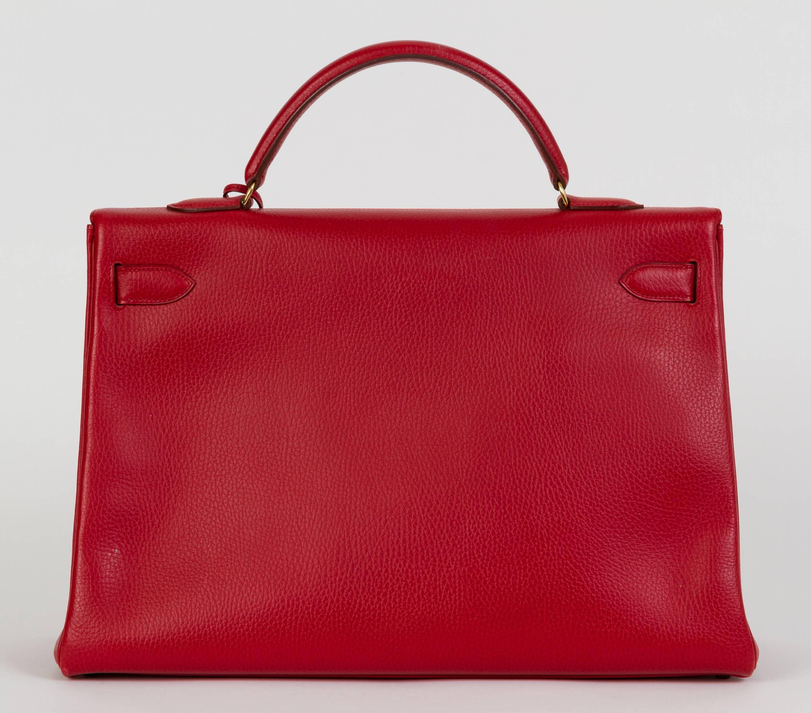 Hermès 40cm Kelly Red & Gold Bag In Good Condition In West Hollywood, CA