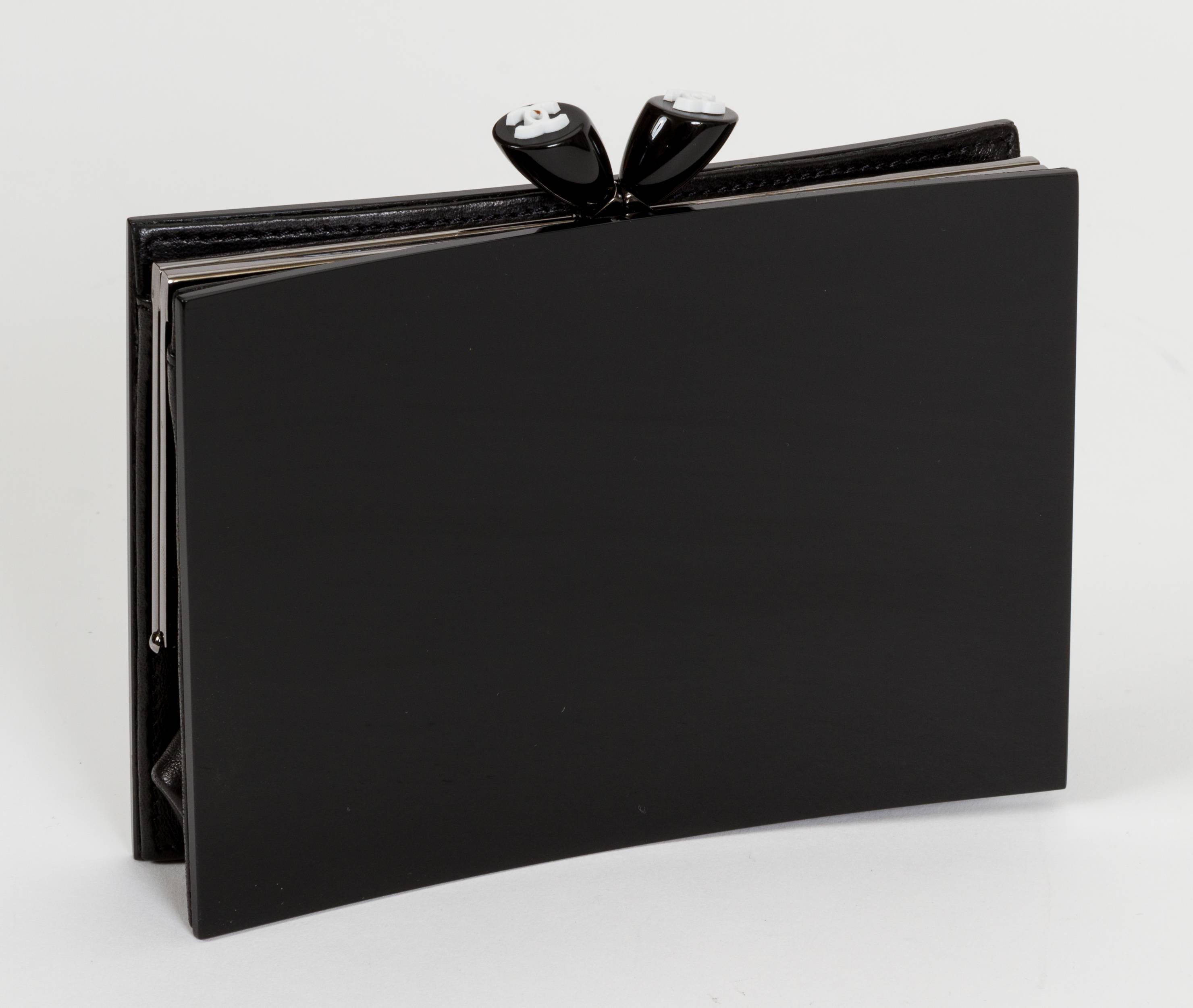 Chanel schwarze Lucite Abendtasche mit Kussmundverschluss. Expandierbare Lederseiten. Wird mit Hologramm, Ausweis und Schachtel geliefert.