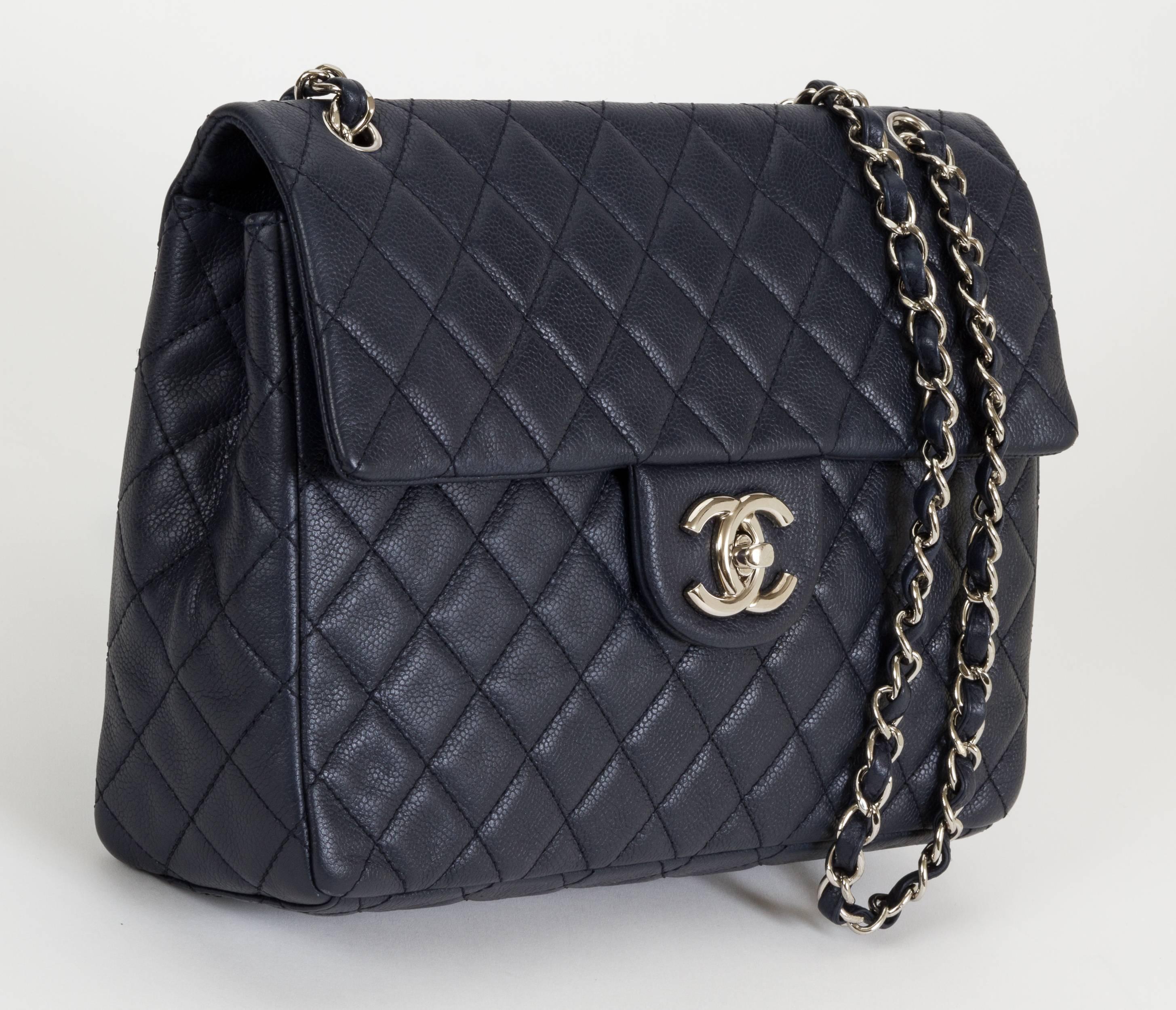 Chanel navy blue quilted caviar jumble single-flap classic bag. Silvertone hardware. Shoulder drop, 11