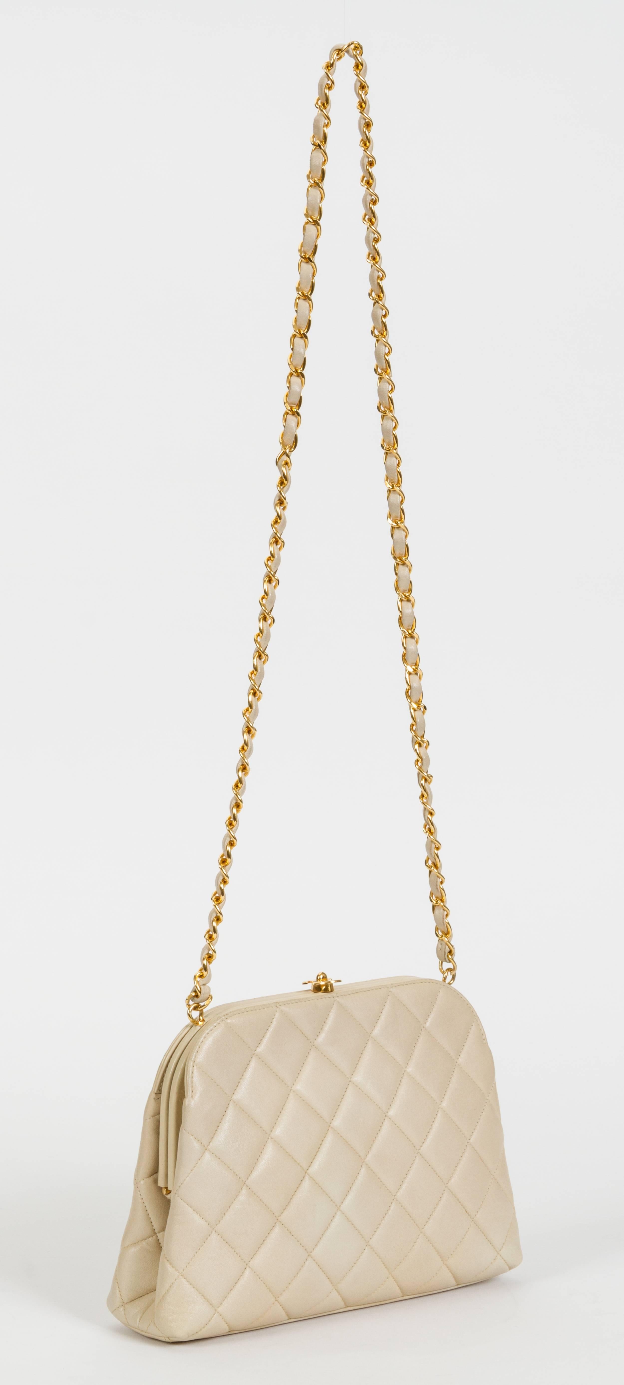 Chanel beige quilted shoulder bag with kiss-lock logo clasp. Shoulder drop, 19