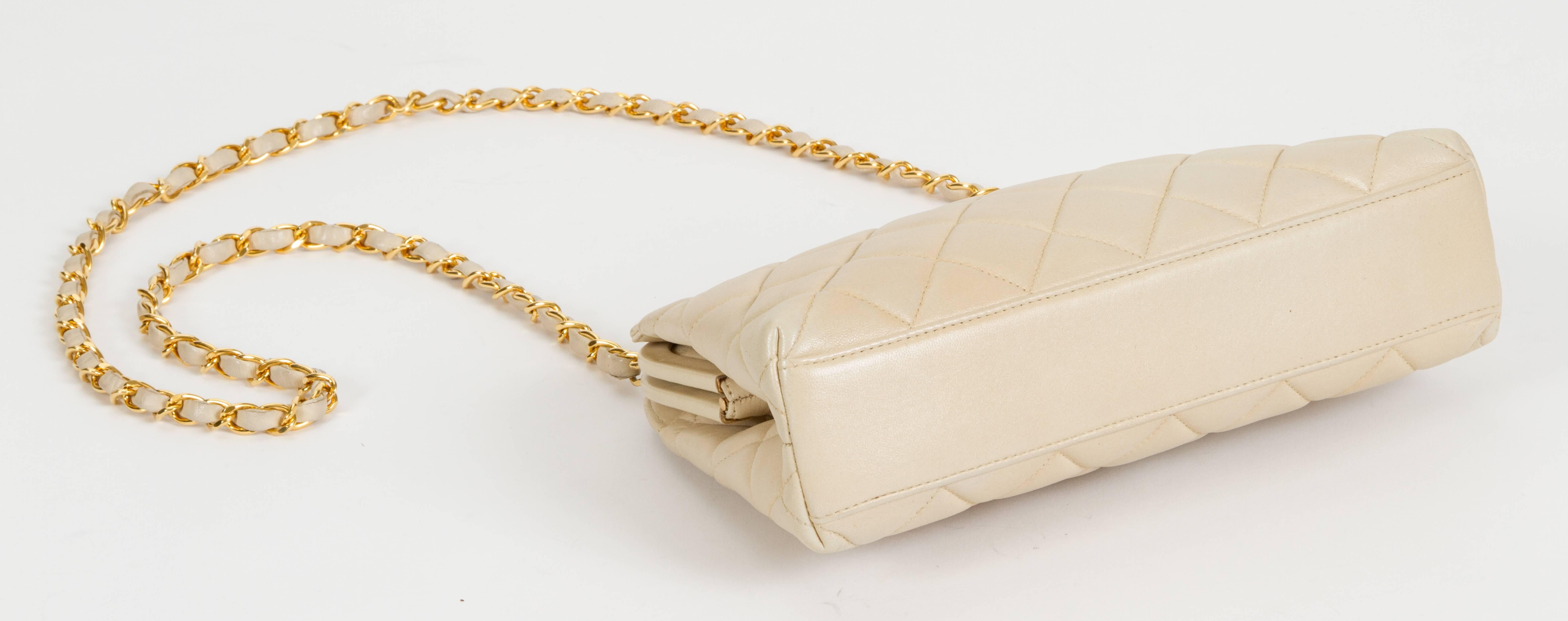 Chanel 1990's Beige Lambskin Quilted Kiss Lock Bag In Good Condition In West Hollywood, CA
