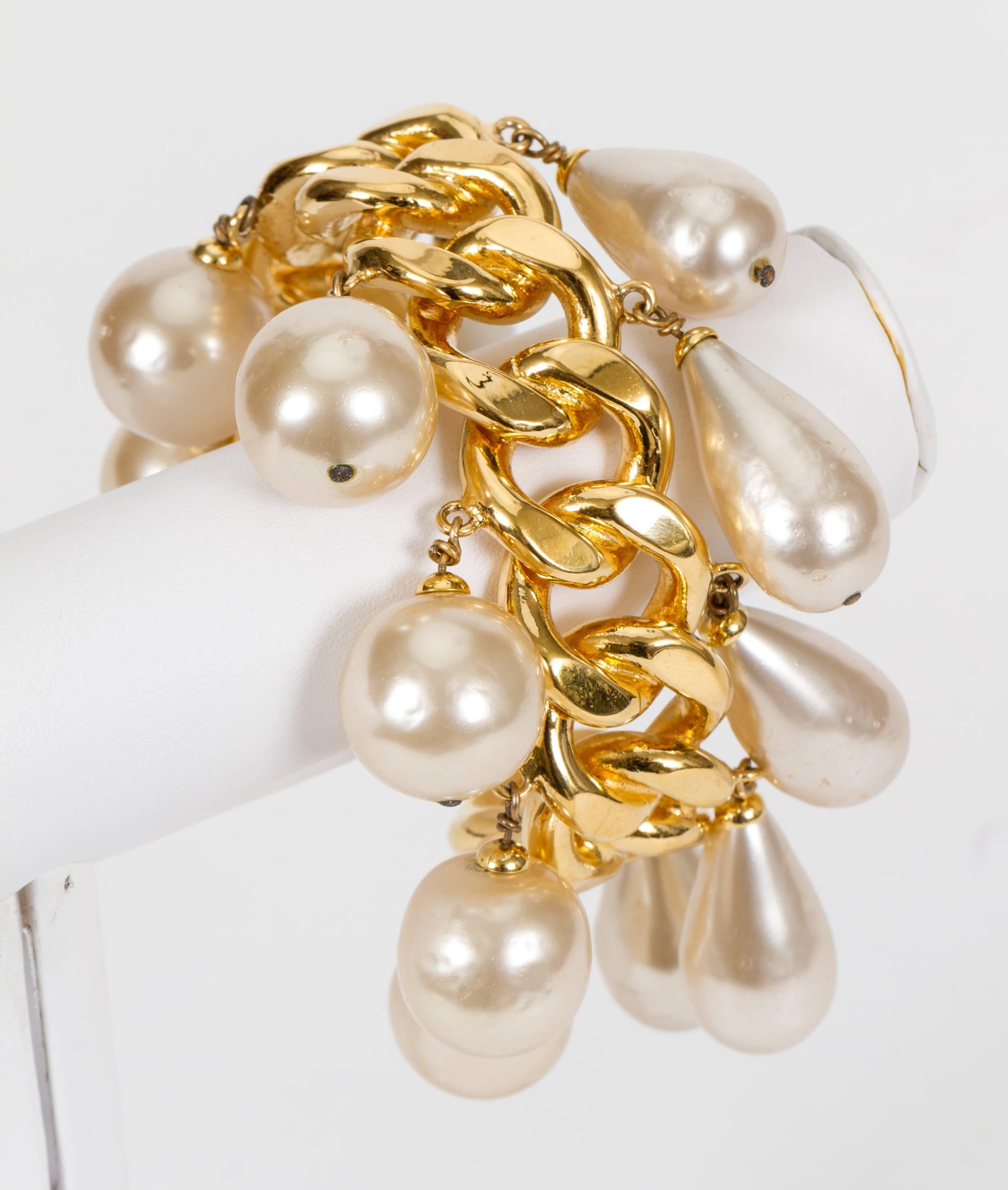 Brazalete de cadena de la pasarela Chanel con perlas colgantes. Colección 23 de Victoire de Castellaine. Apertura, 1,5 