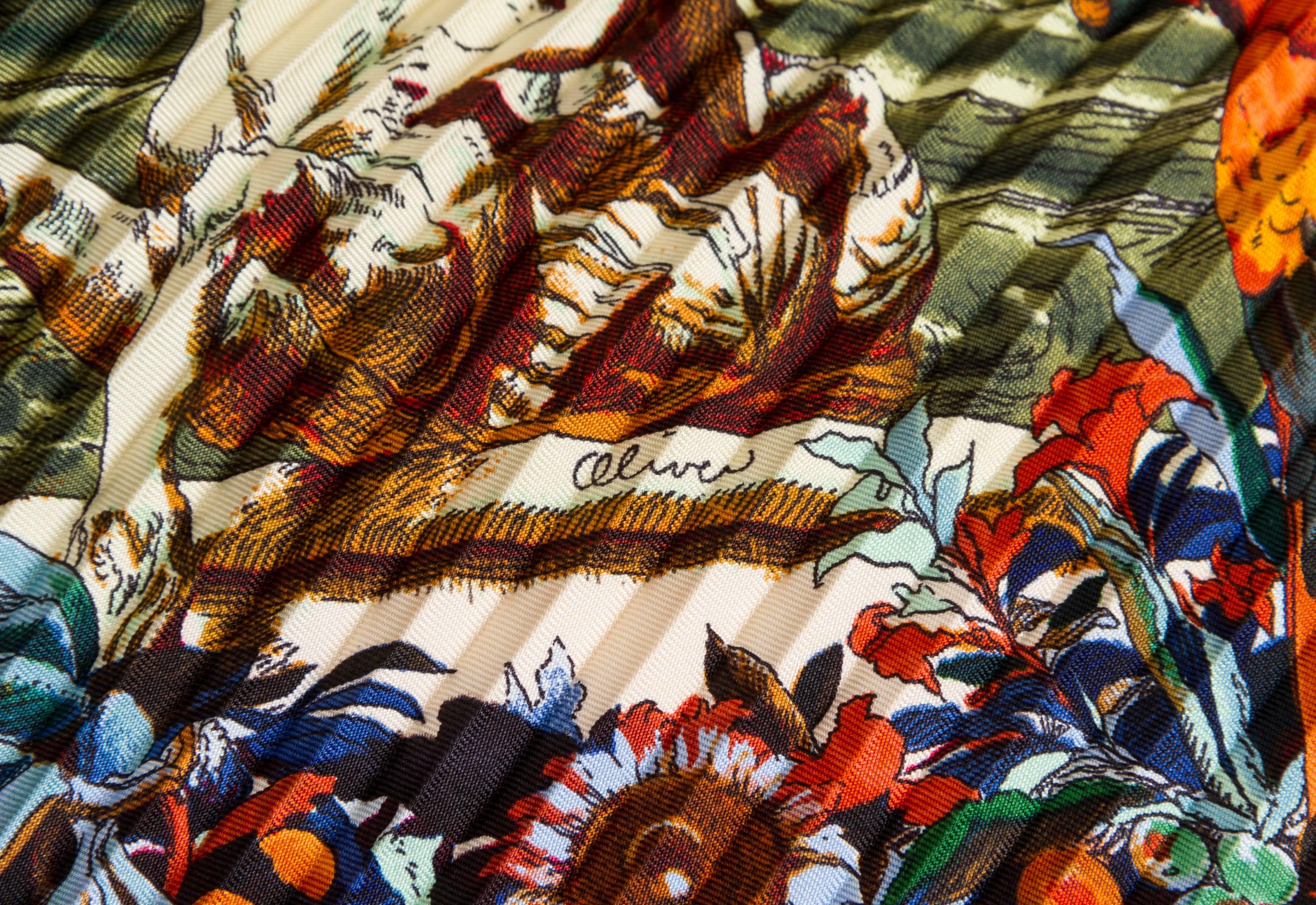 Foulard plissé Hermès Colombus conçu par Kermit Oliver. Livré avec la boîte et le ruban d'origine.