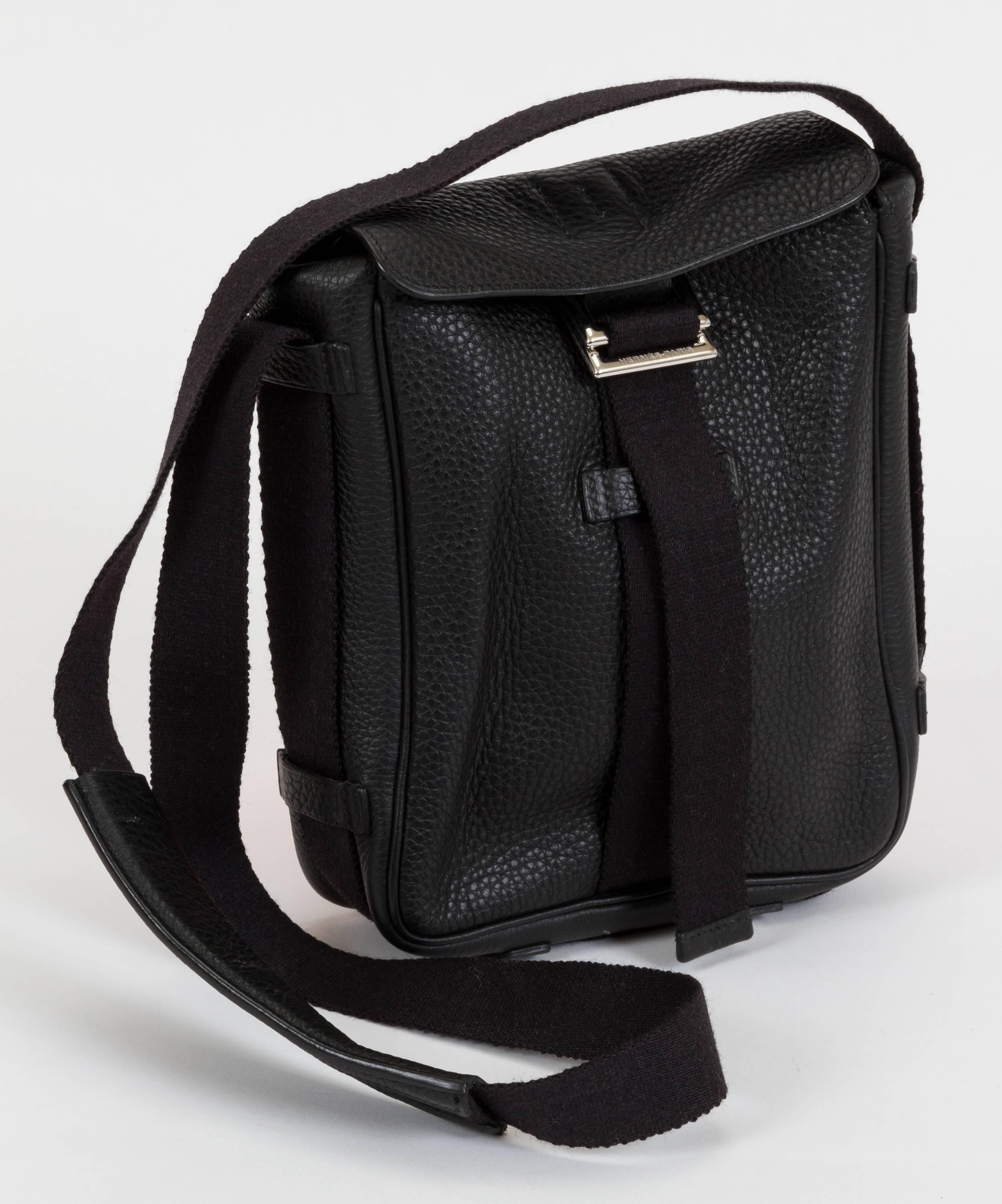 Hermès men's shoulder bag in clemence black leather with toile strap. Shoulder drop, 20
