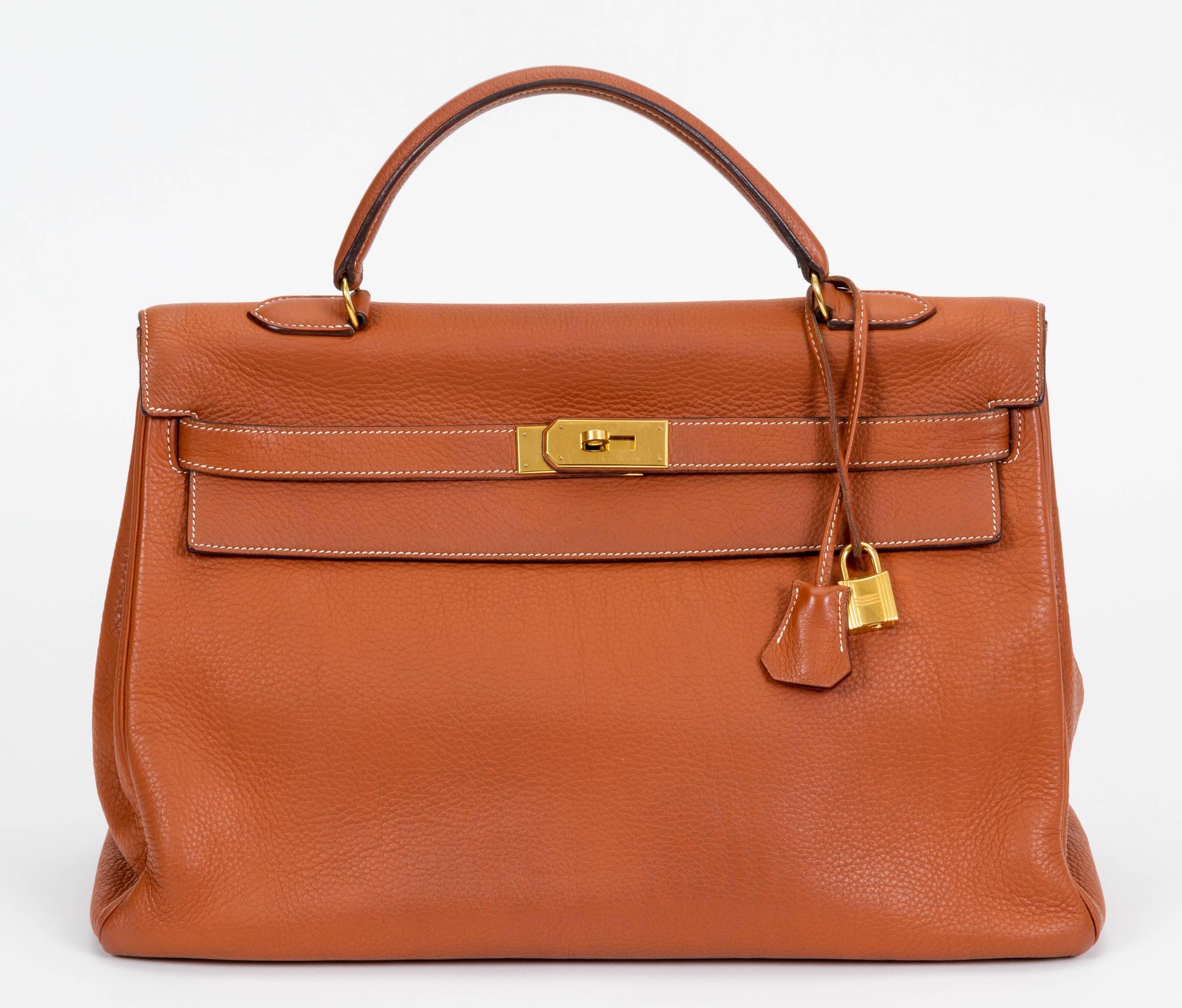 Hermès Kelly bag in etrusque clemence leather and gold tone hardware. 40cm. Handle drop, 4.