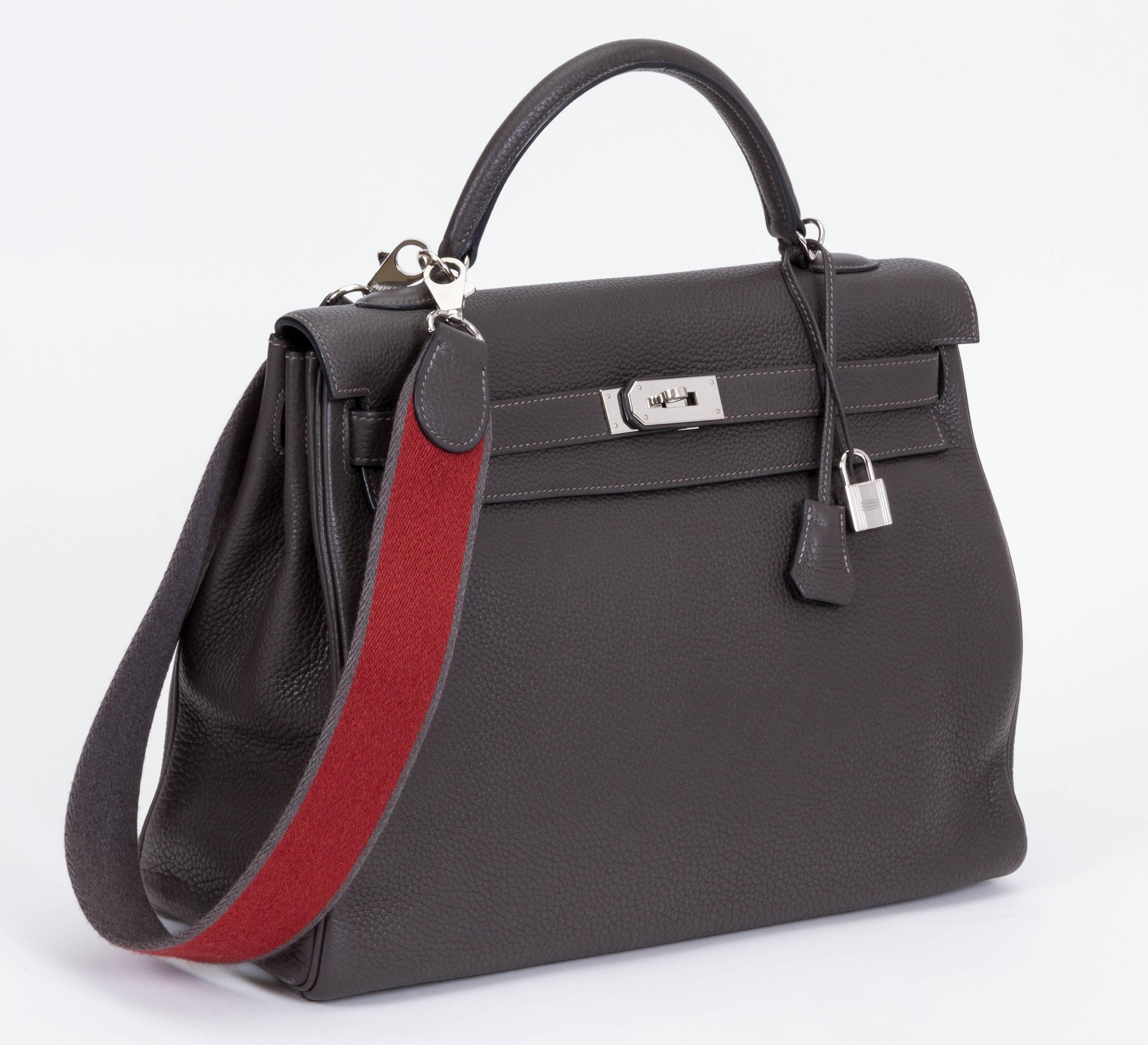 Hermès Kelly bag in graphite clemence leather and palladium hardware. 40cm. Detachable strap in two-tone graphite and burgundy included. Handle drop, 4