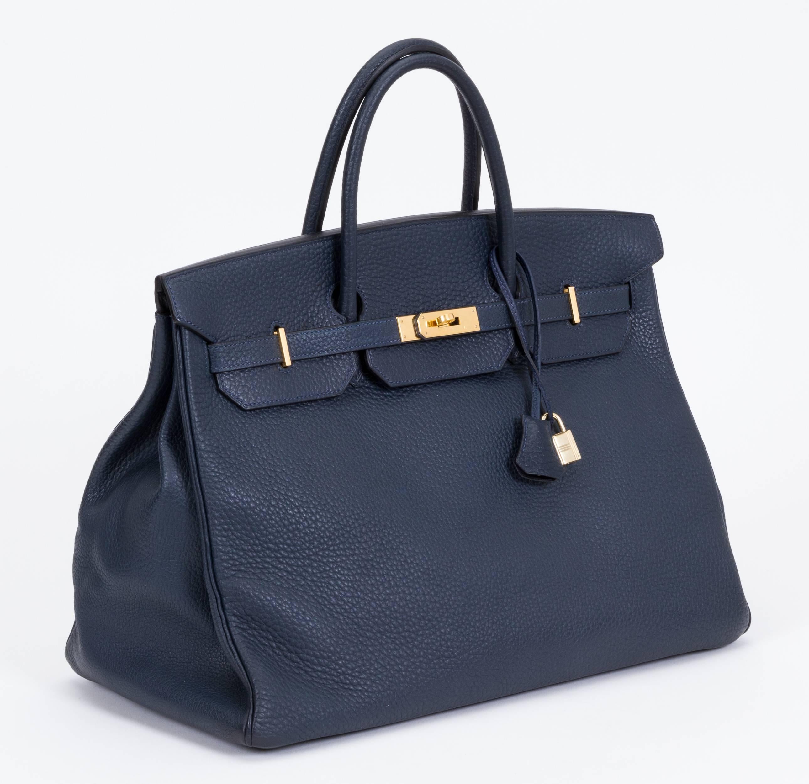 Hermès Birkin 40cm navy togo leather and gold tone hardware. Dated V for 1992.Handle drop 5.5