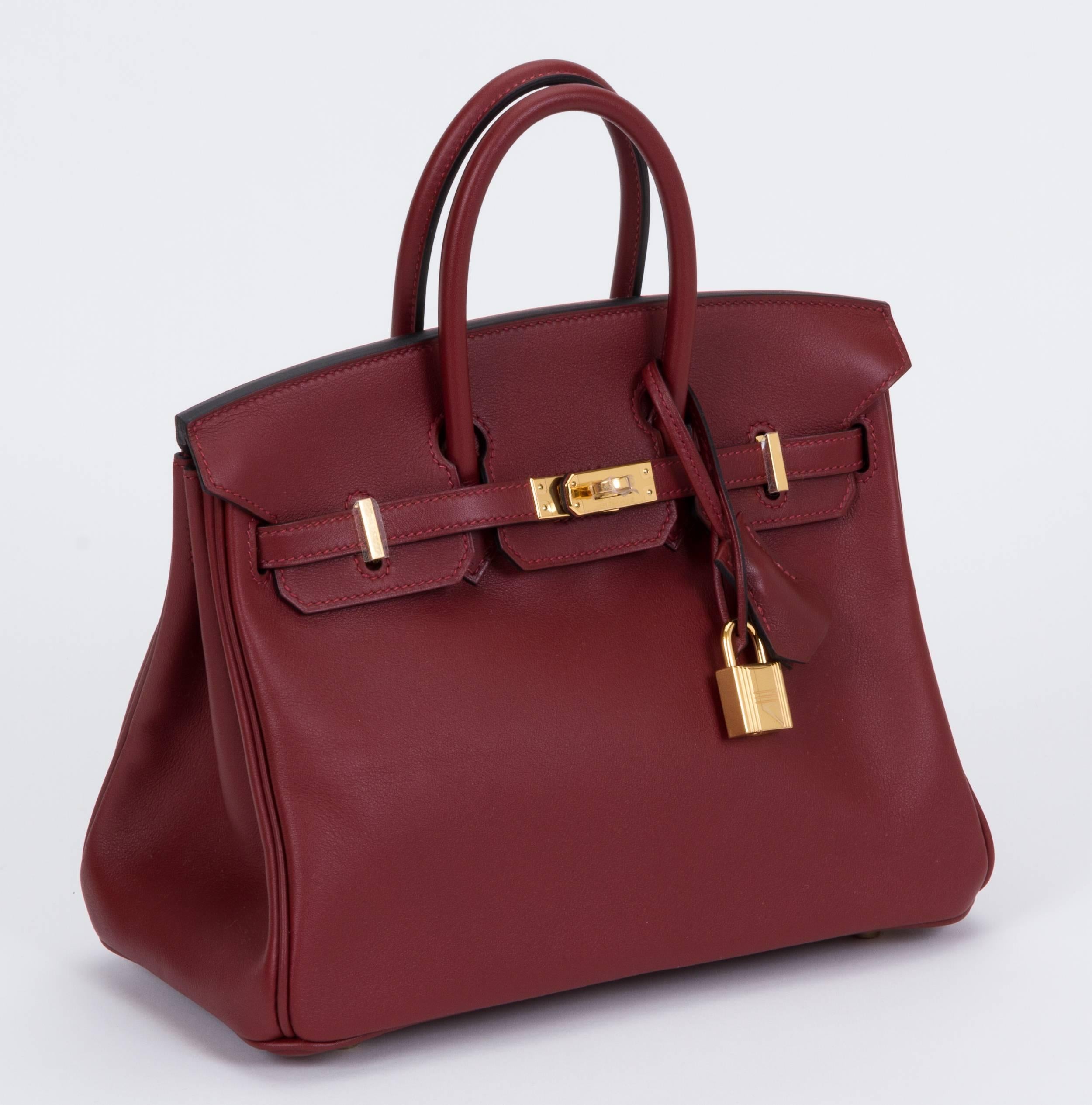 Hermès never used Birkin bag 25cm. Swift rouge H leather with gold tone hardware. Handle drop 3