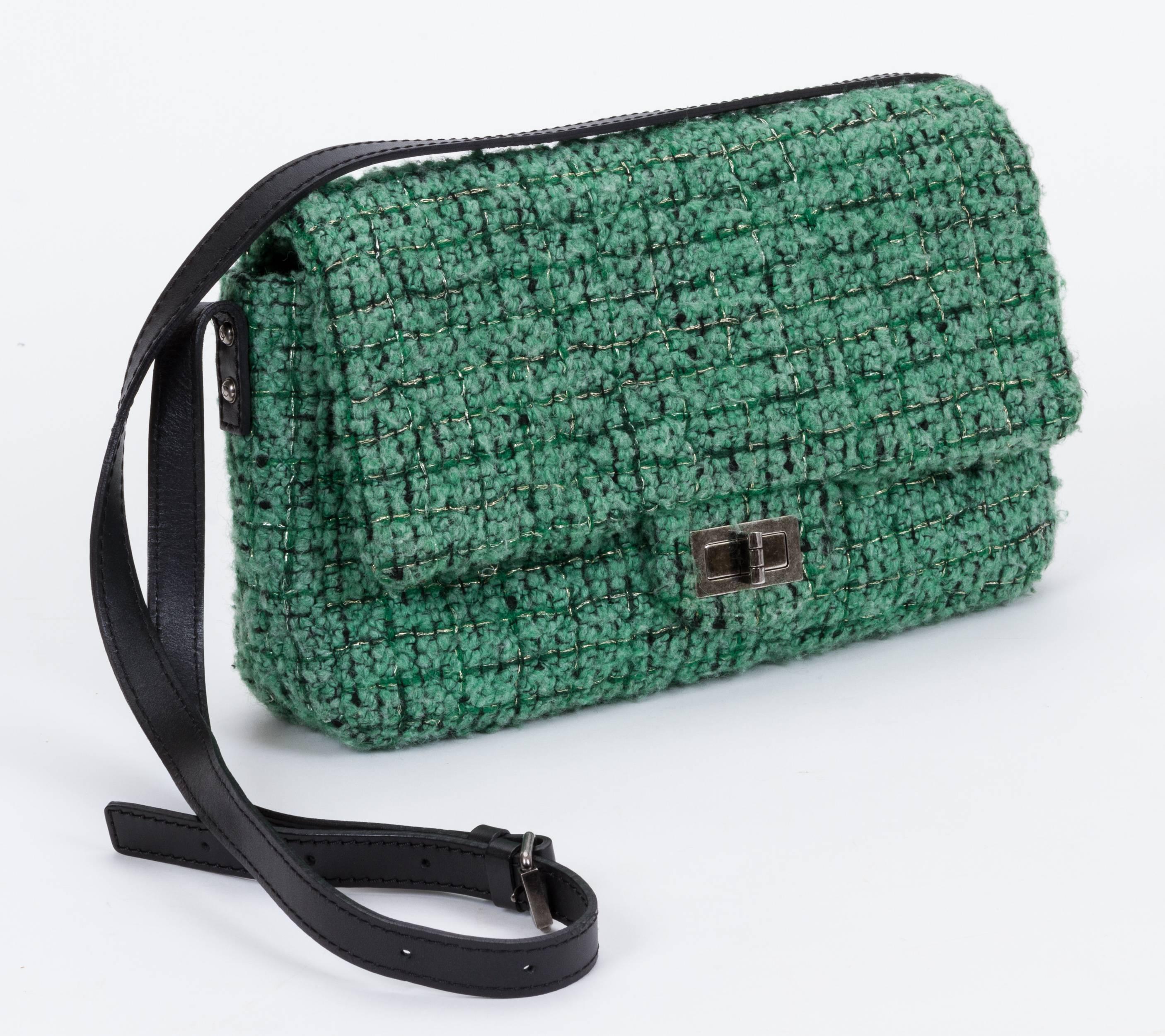 Chanel cross-body single-flap bag in green tweed with black leather detail. Shoulder drop, 19