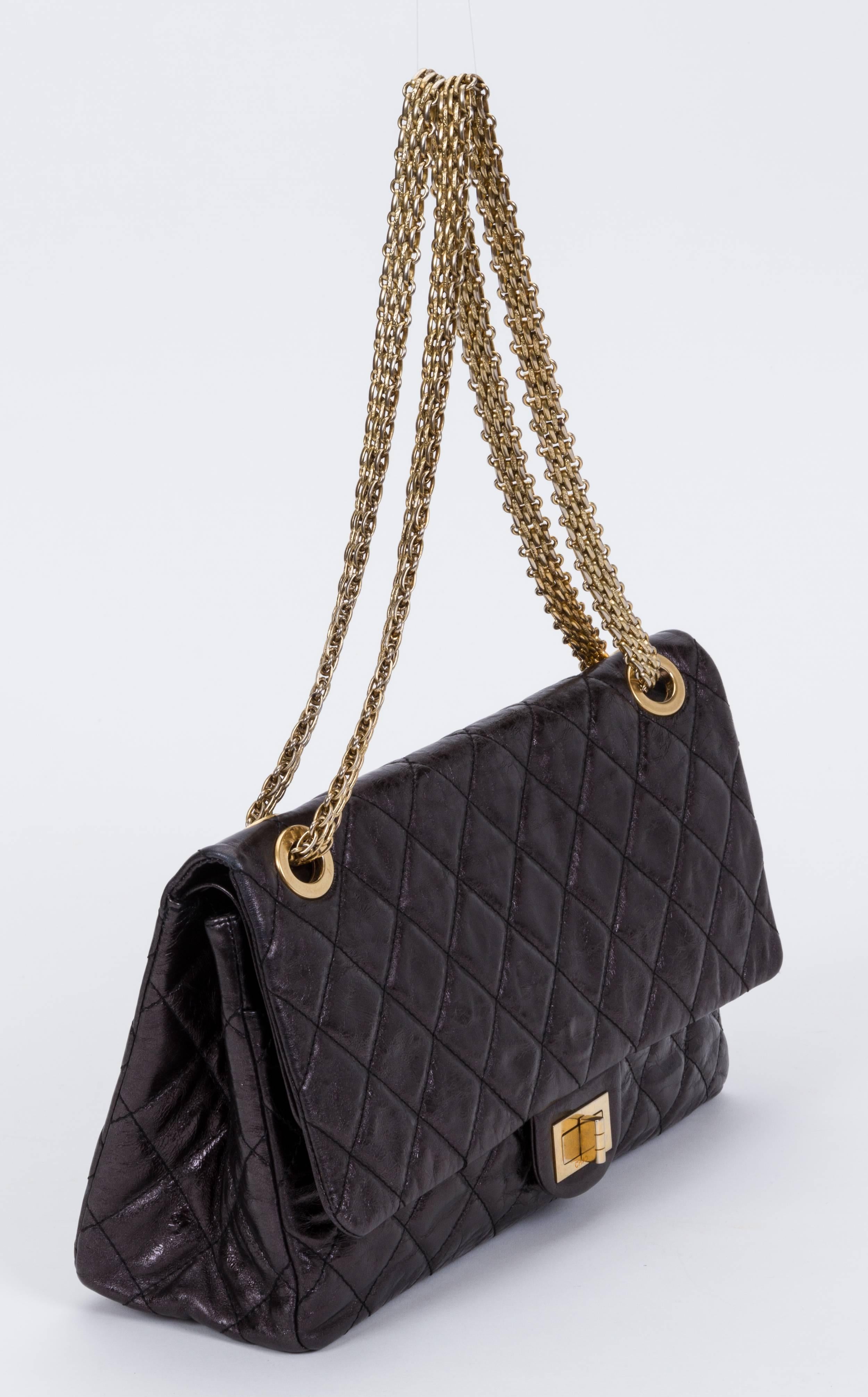 Chanel maxi double flap bag, reissue collection. Black metallic distressed leather and thick gold mademoiselle chain. Collection 2008/2009. Shoulder drop, 11