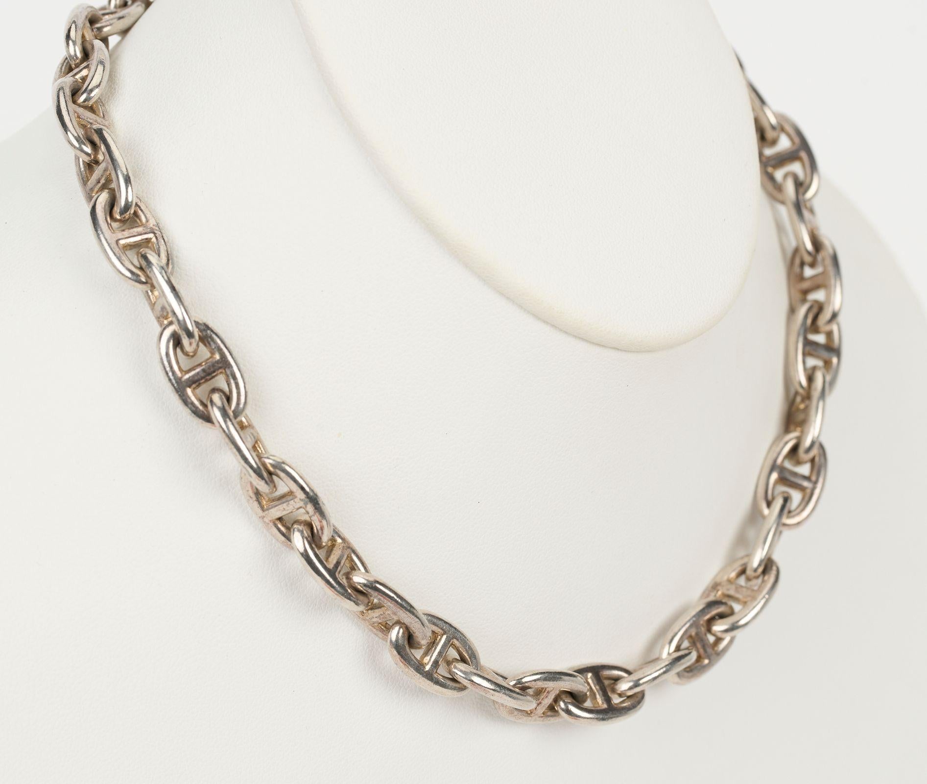 Magnifique collier Chaine D'Ancre en argent. Les maillons mesurent environ : 1,56 cm de long et 1 cm de large. Longueur du collier ouvert environ 43 cm diamètre interne environ 13 cm. Poids 109 gr.
Livré avec une housse de protection et une boîte.