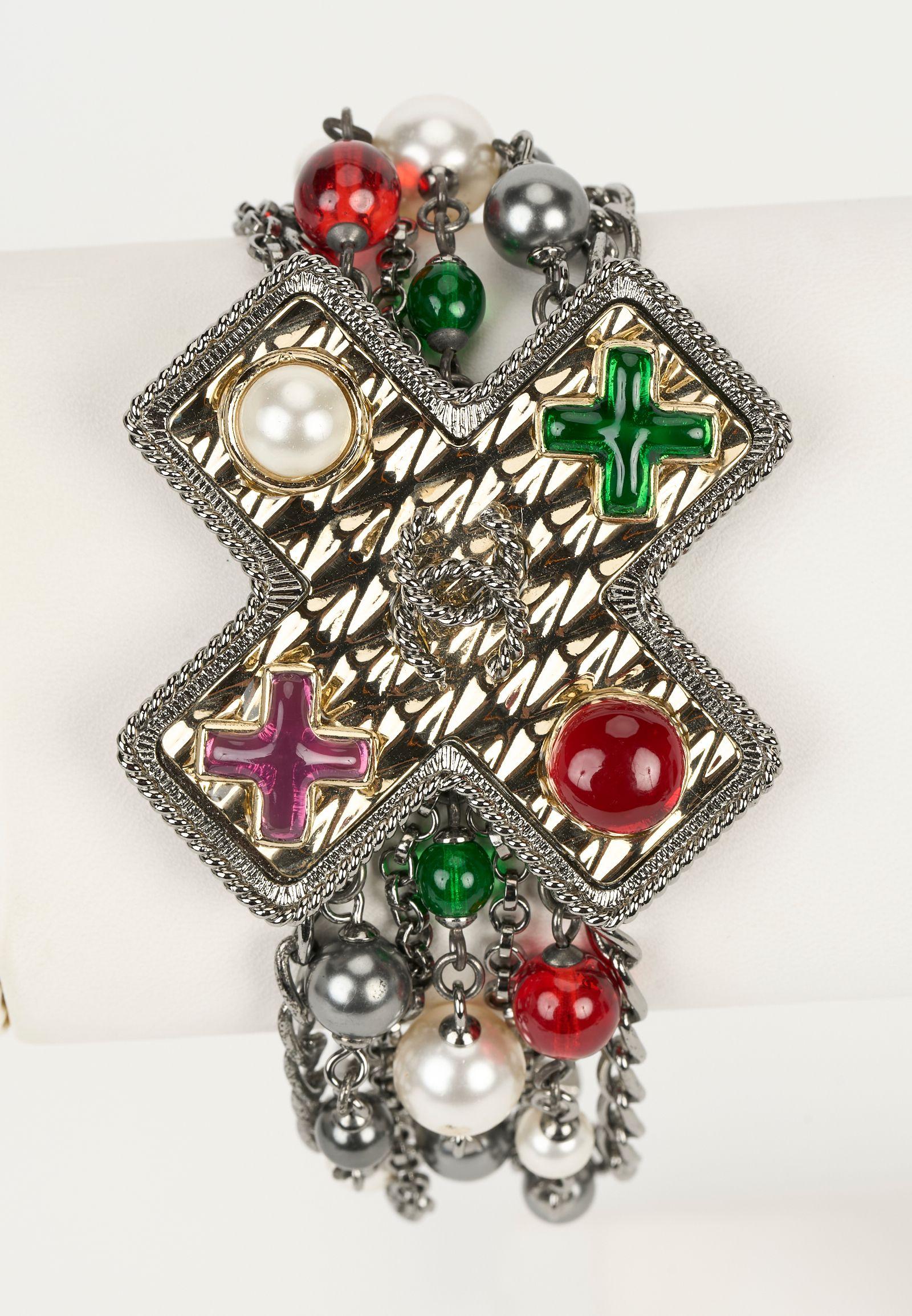 Chanel nuovo con etichetta bracciale a catena color canna di fucile con croce centrale. Cabochon di gripoix multicolore. Collection'S primavera 2017. Nuovo di zecca con etichetta ancora attaccata. Viene fornito con una custodia in velluto.