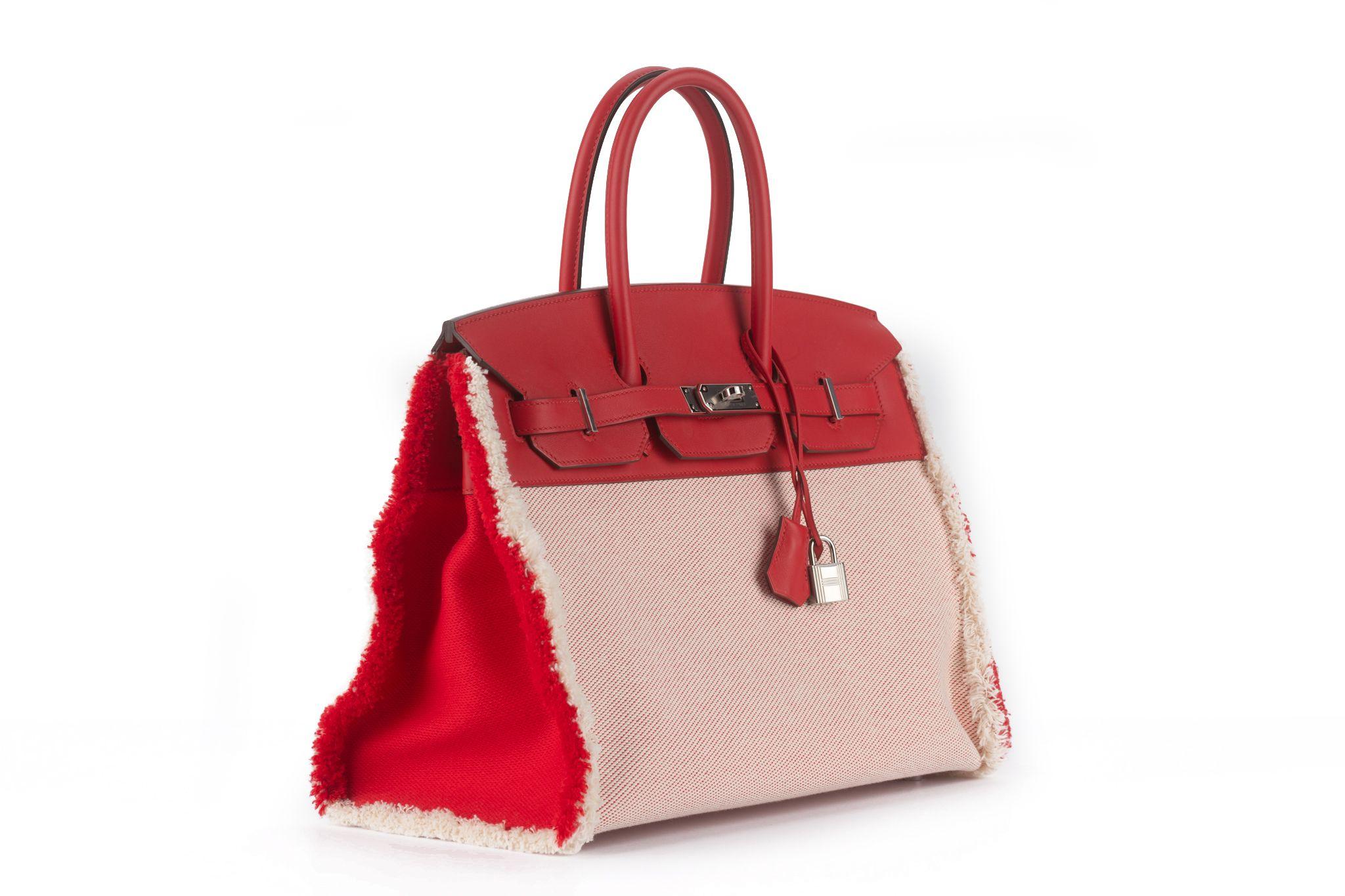 Ce Birkin 35 Hermès Swift Twill H Fray Fray est réalisé en toile blanche et rose foncé, avec des franges assorties et une bordure en cuir rose foncé. Le sac à main est doté de sangles de fermeture signature, d'une fermeture à tour de rôle en argent