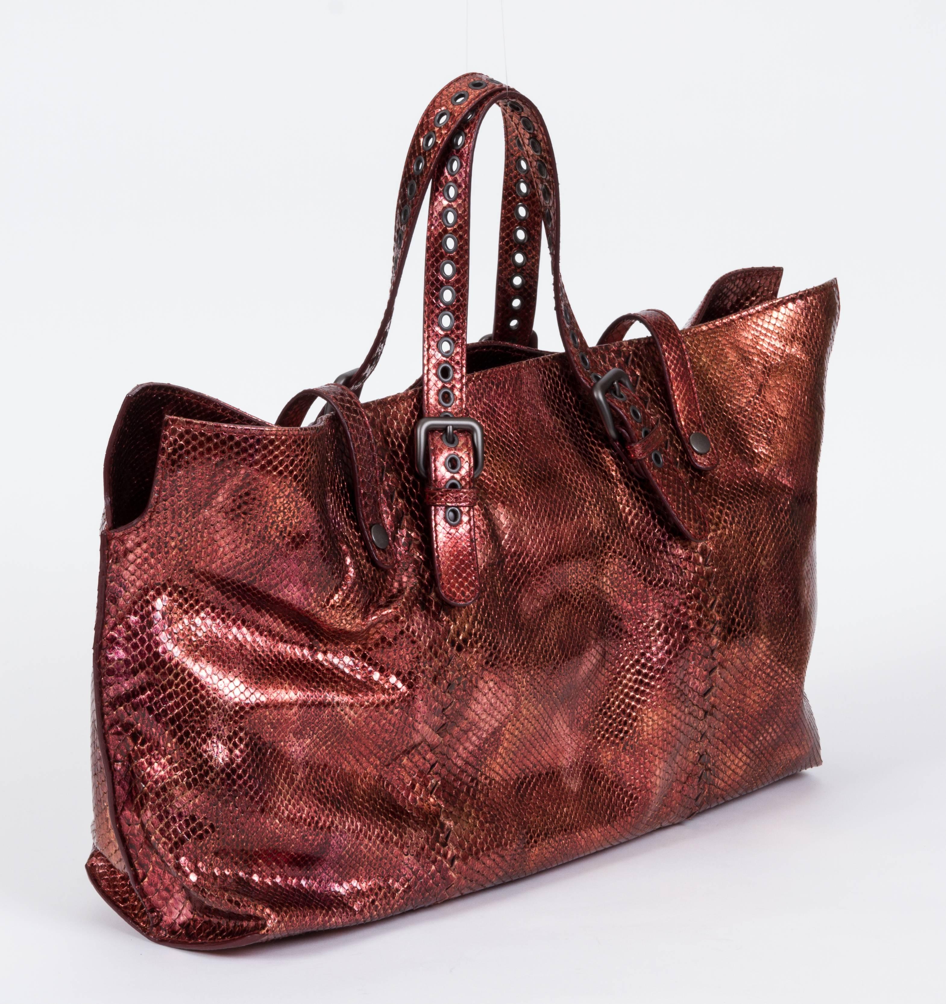 Bottega Veneta authentic metallic rust oversized shopper. Versatile and elegant, comes with two latches and an interior pocket. Size: Length: 18.75