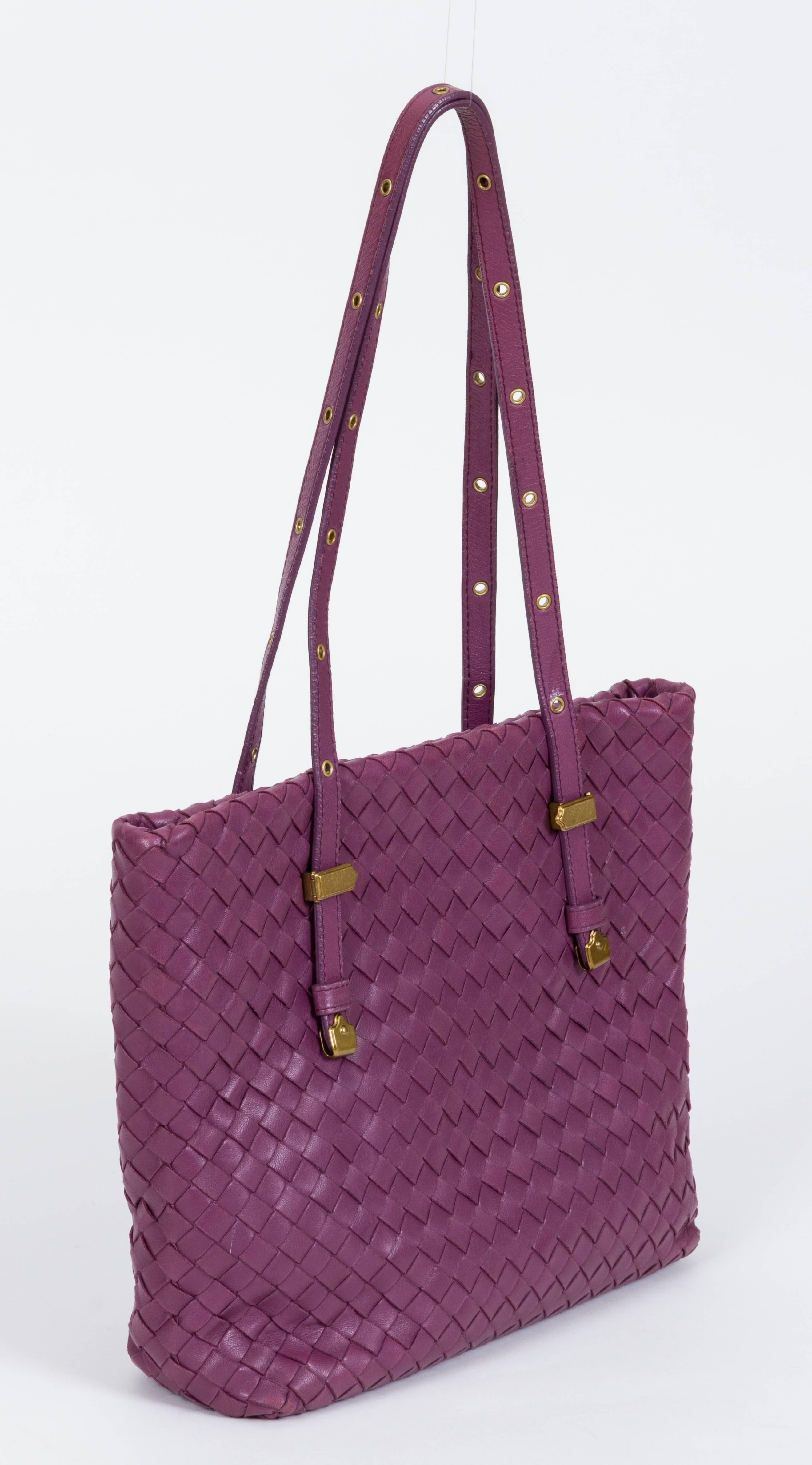 Fourre-tout en cuir souple intrecciato de Bottega Veneta, de couleur violette, avec des ferrures en laiton. Mesures : 9.5 