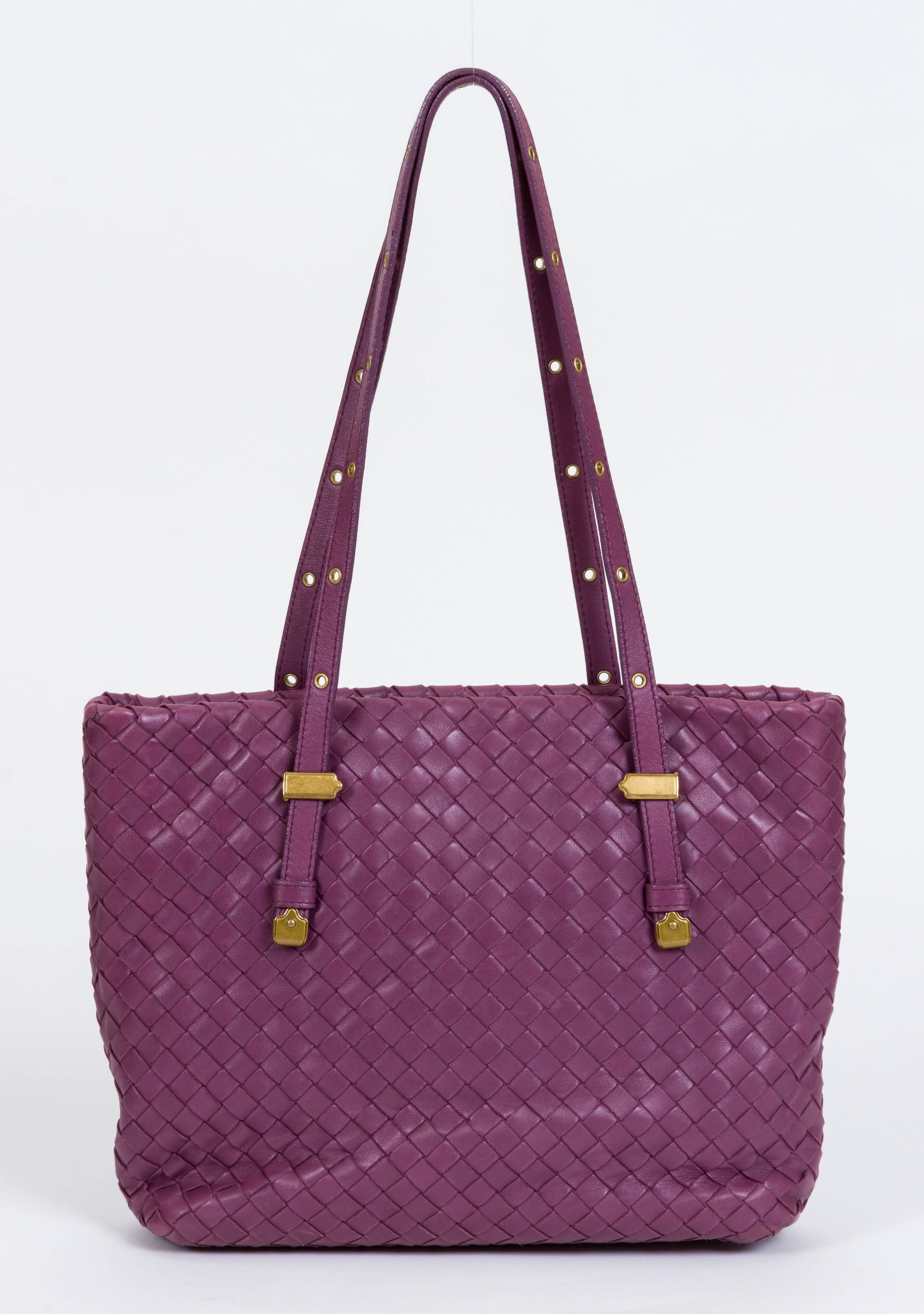 Bottega Veneta - Fourre-tout moyen tissé violet  Sac à bandoulière Excellent état - En vente à West Hollywood, CA