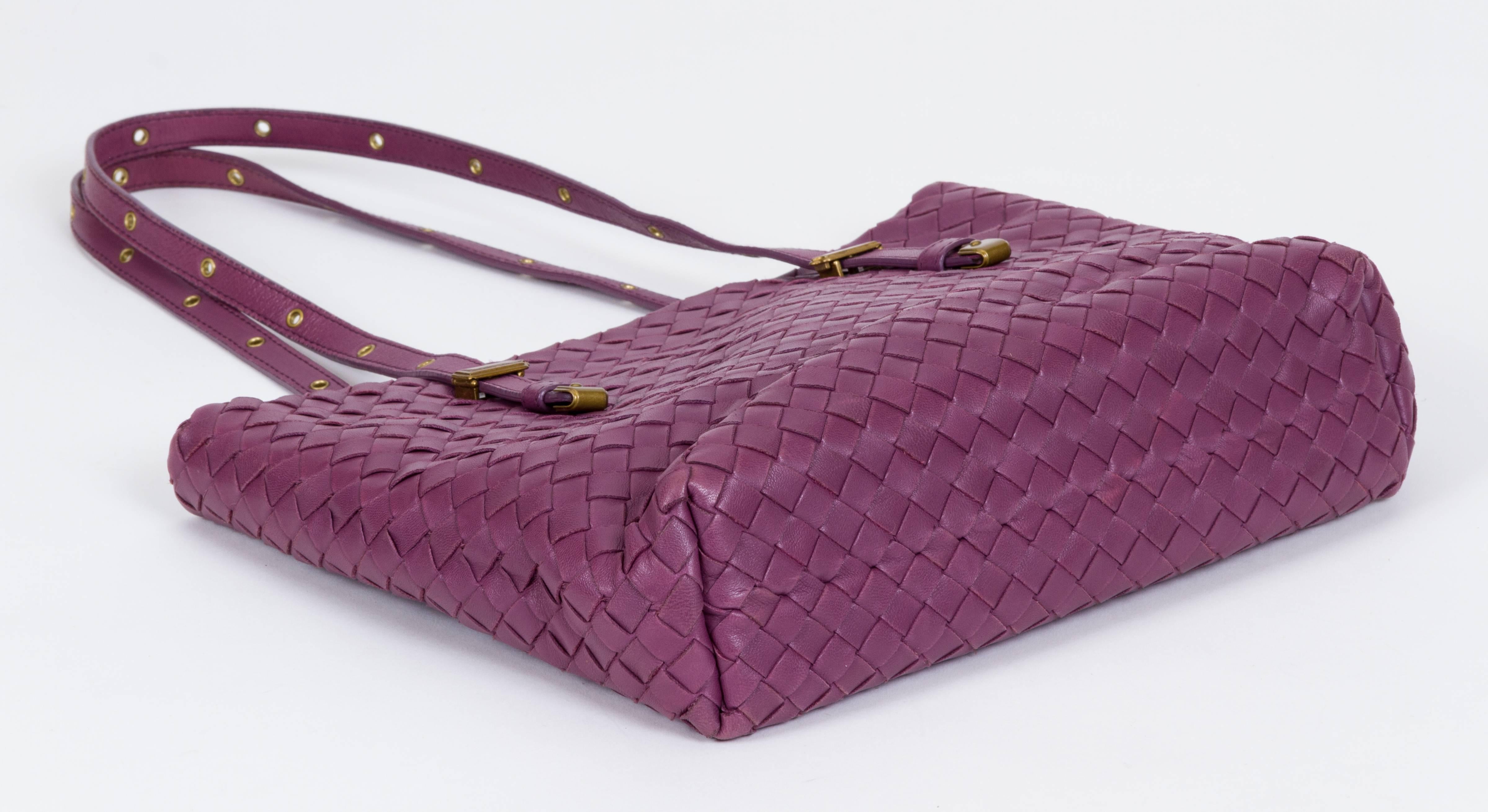 Bottega Veneta - Fourre-tout moyen tissé violet  Sac à bandoulière Pour femmes en vente