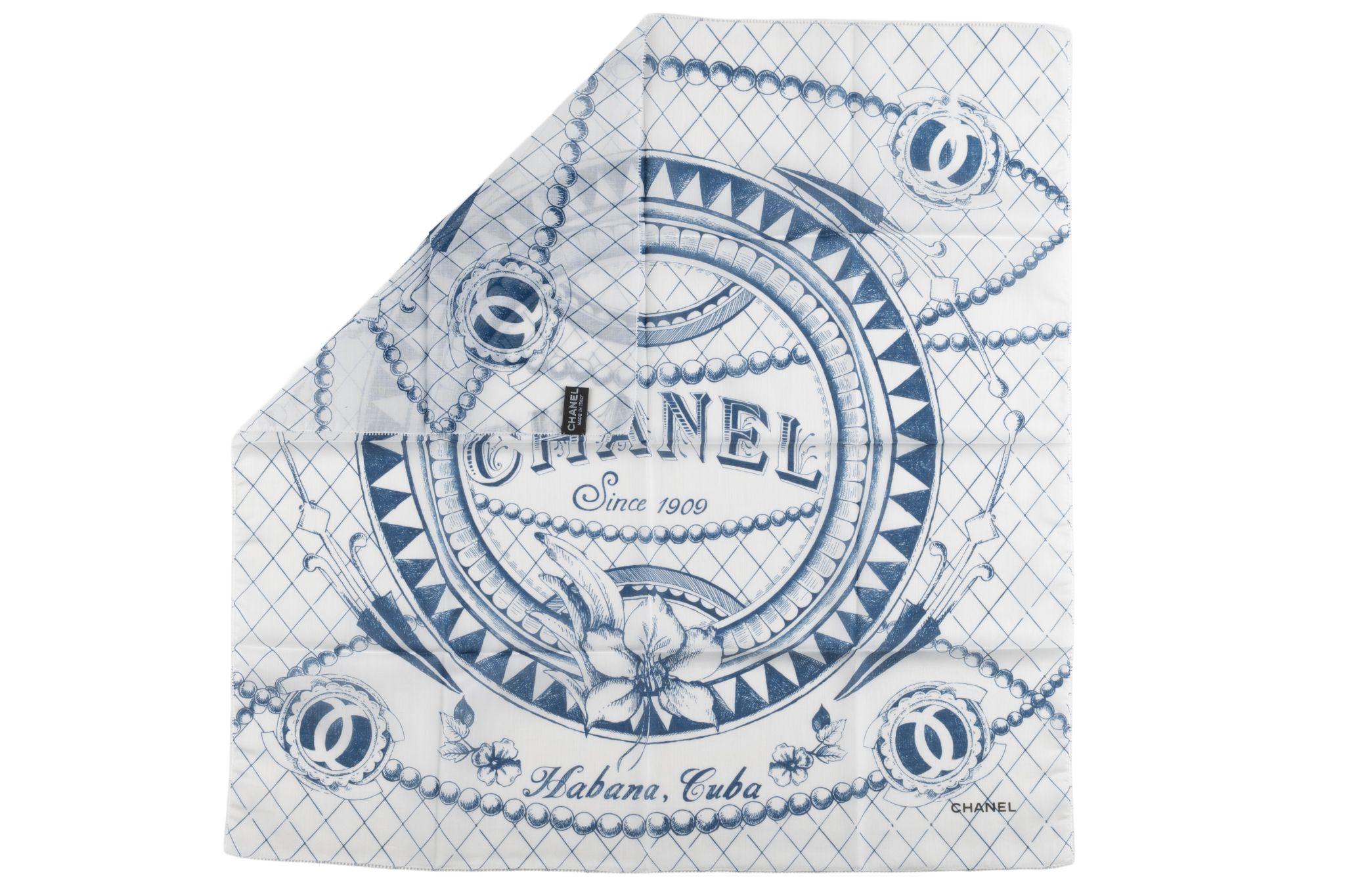 Este Pañuelo Havana Cuba de Chanel en blanco y azul. El atrevido diseño presenta letras azules sobre fondo blanco. Nuevo sin usar.